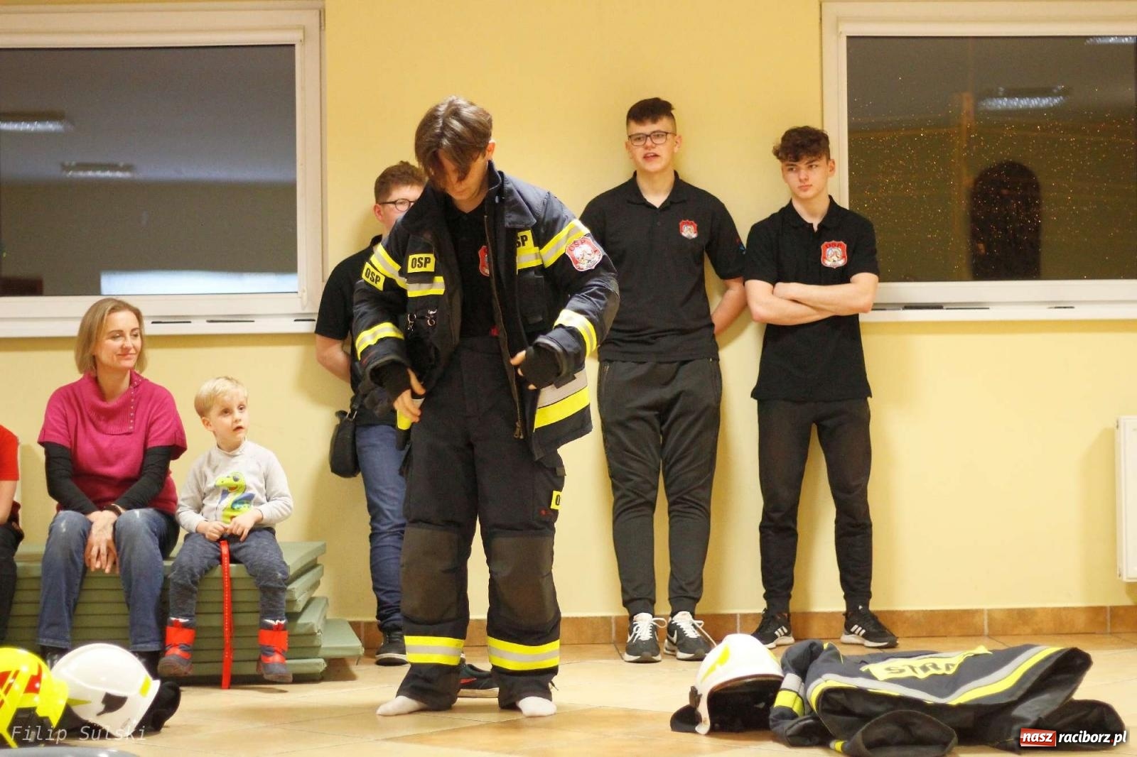 Zdjęcie w galerii na portalu naszraciborz.pl: Strażacka nocka w Markowicach - leśny zwiad i ognisko w grodzie wiadomości z regionu