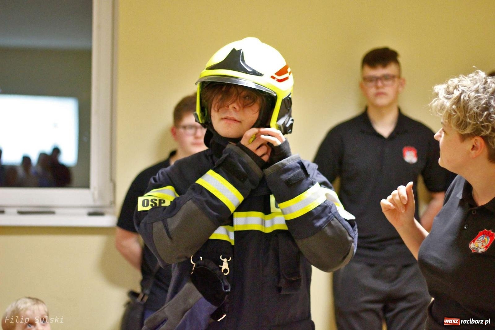 Zdjęcie w galerii na portalu naszraciborz.pl: Strażacka nocka w Markowicach - leśny zwiad i ognisko w grodzie wiadomości z regionu