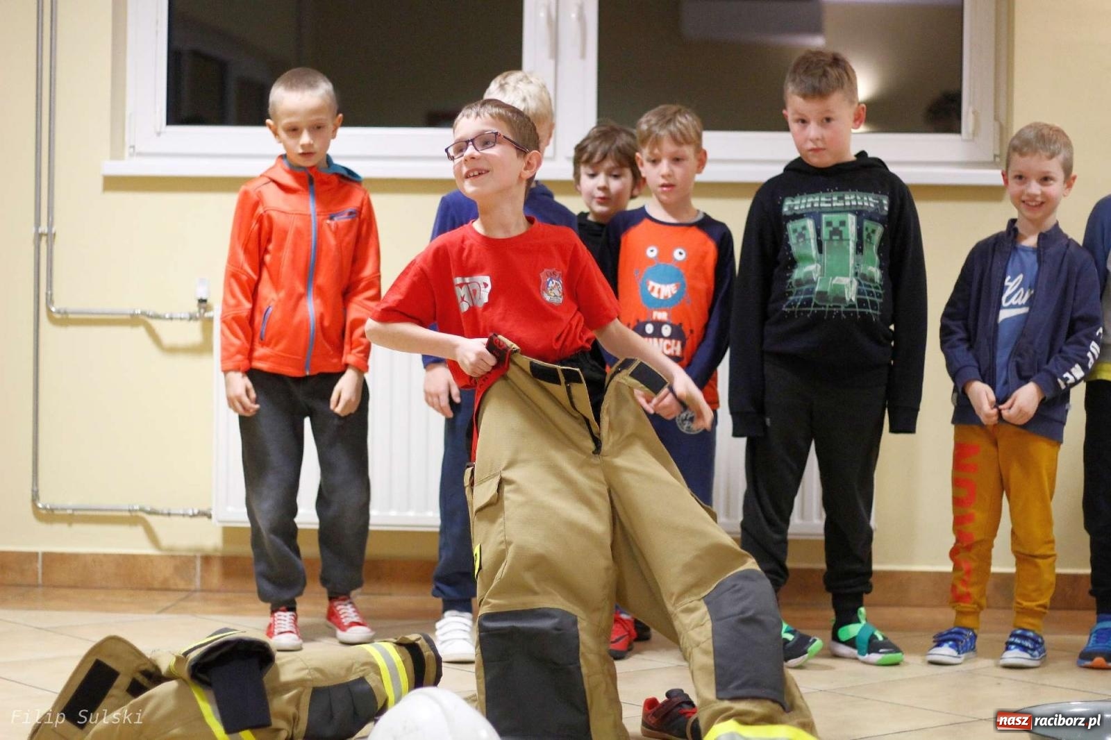 Zdjęcie w galerii na portalu naszraciborz.pl: Strażacka nocka w Markowicach - leśny zwiad i ognisko w grodzie wiadomości z regionu
