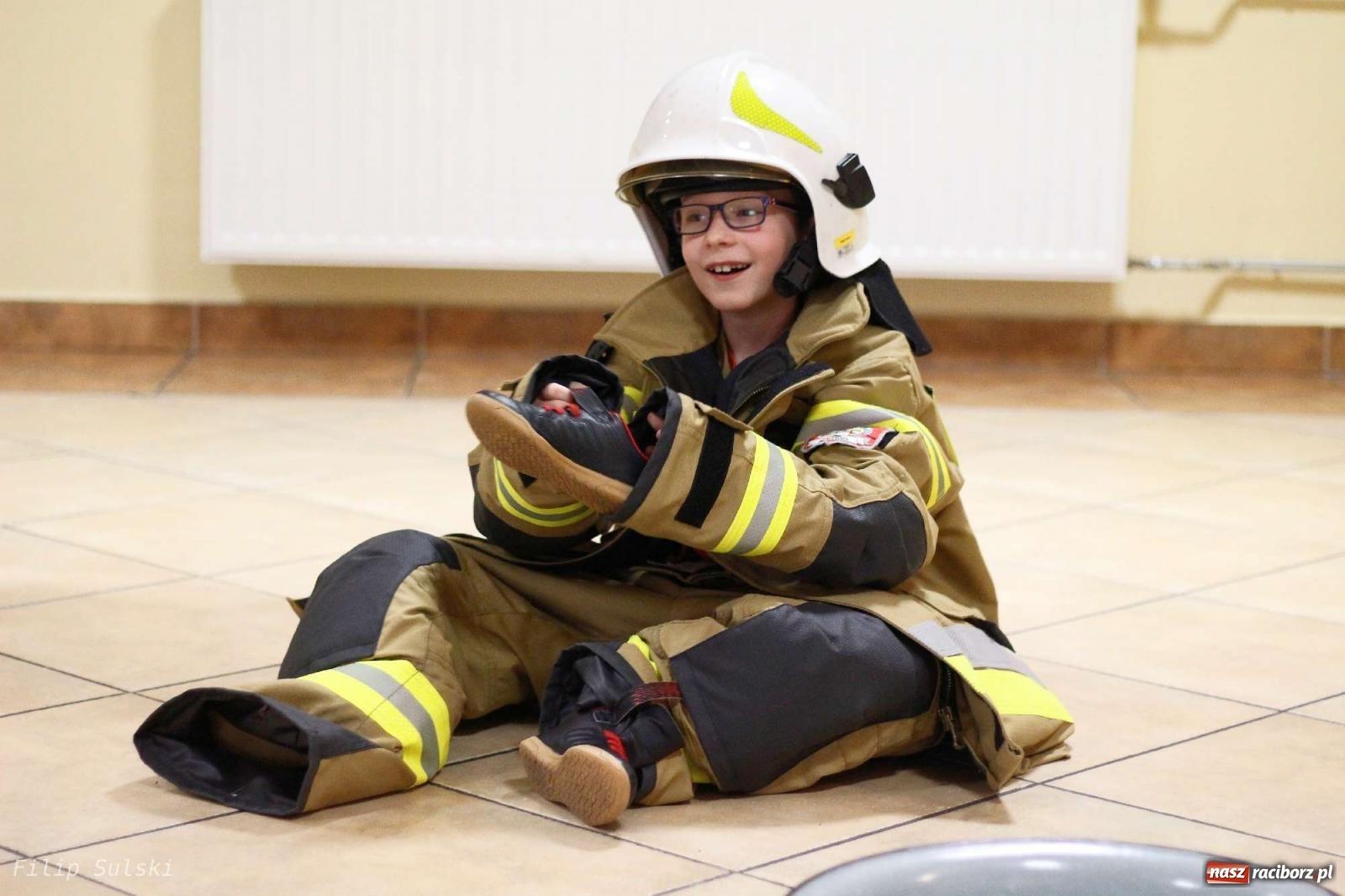 Zdjęcie w galerii na portalu naszraciborz.pl: Strażacka nocka w Markowicach - leśny zwiad i ognisko w grodzie wiadomości z regionu