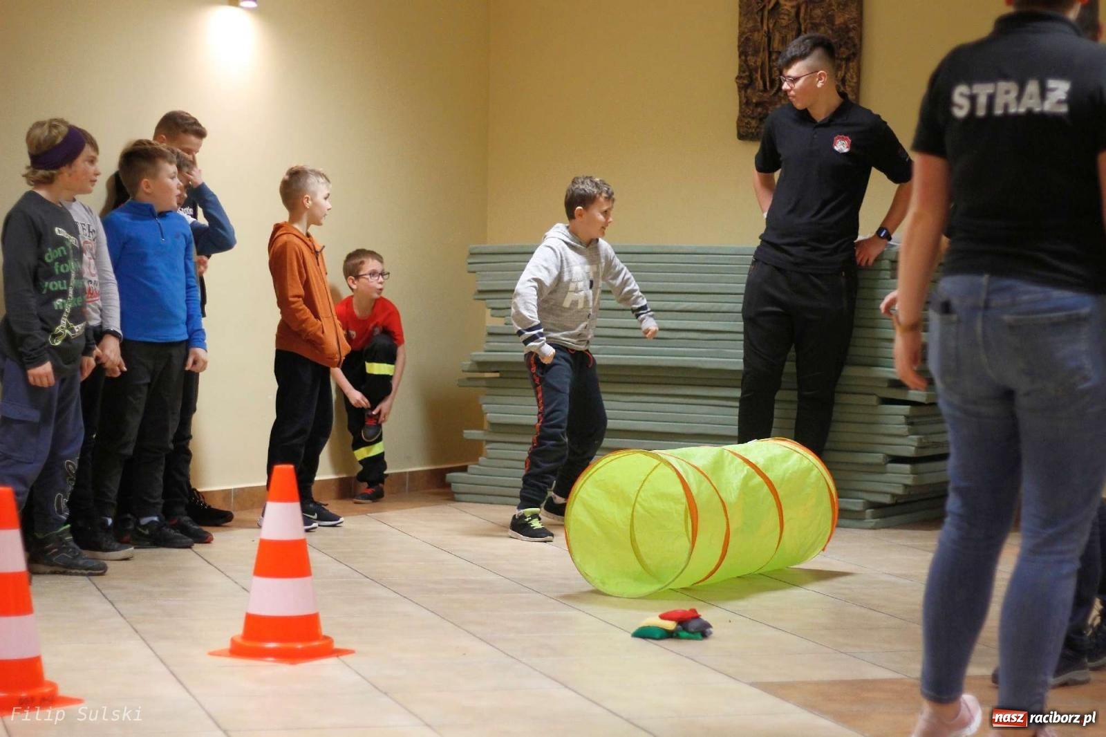 Zdjęcie w galerii na portalu naszraciborz.pl: Strażacka nocka w Markowicach - leśny zwiad i ognisko w grodzie wiadomości z regionu