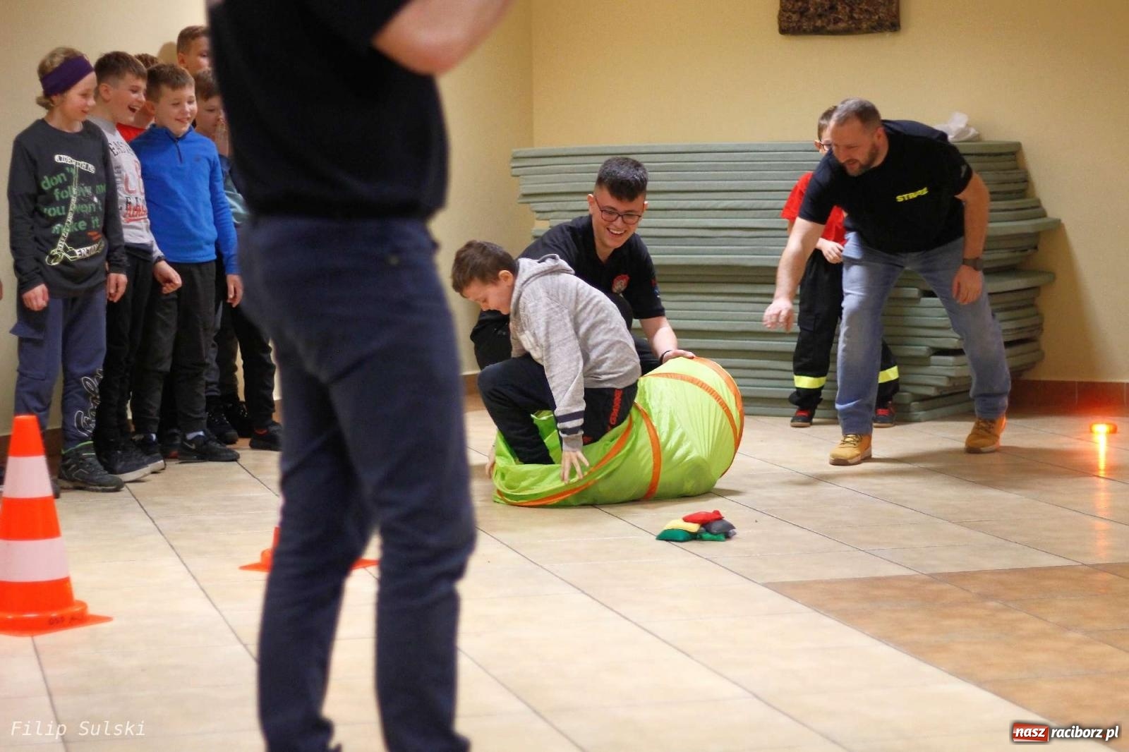 Zdjęcie w galerii na portalu naszraciborz.pl: Strażacka nocka w Markowicach - leśny zwiad i ognisko w grodzie wiadomości z regionu