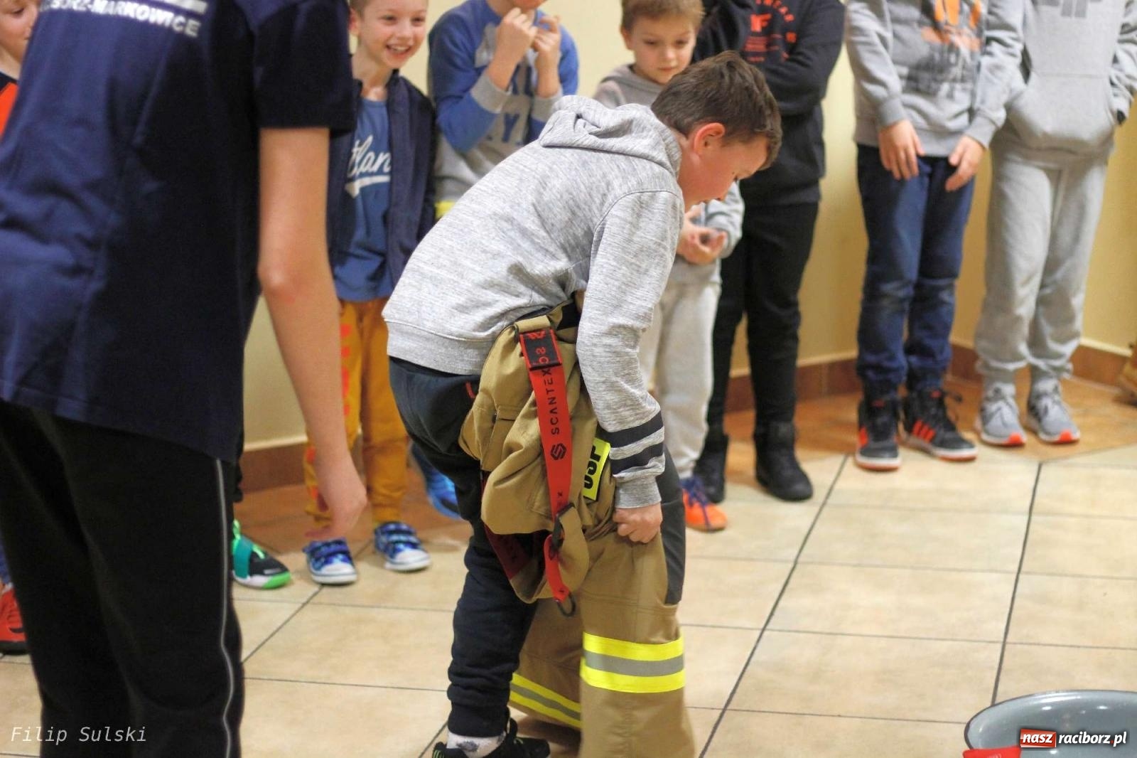 Zdjęcie w galerii na portalu naszraciborz.pl: Strażacka nocka w Markowicach - leśny zwiad i ognisko w grodzie wiadomości z regionu
