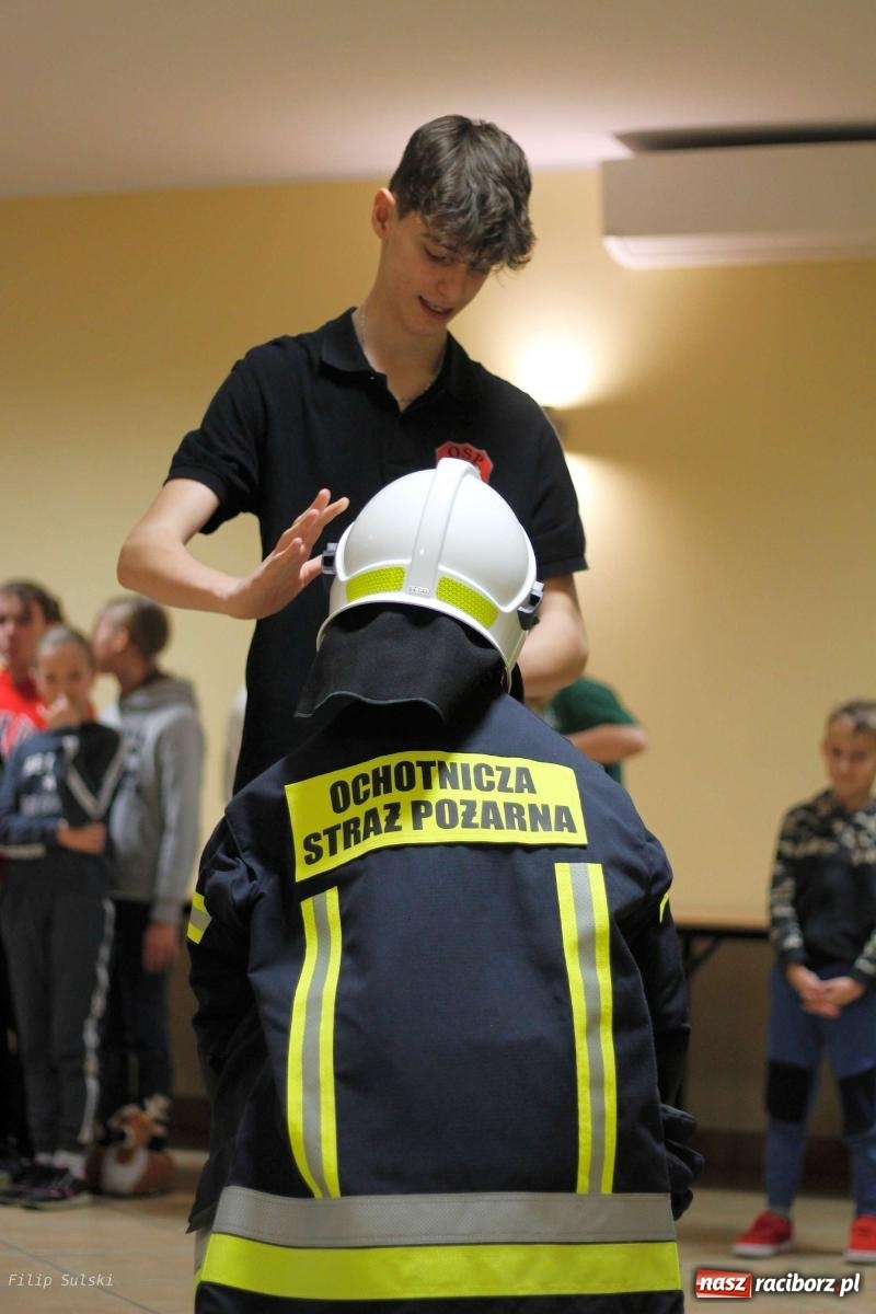 Zdjęcie w galerii na portalu naszraciborz.pl: Strażacka nocka w Markowicach - leśny zwiad i ognisko w grodzie wiadomości z regionu