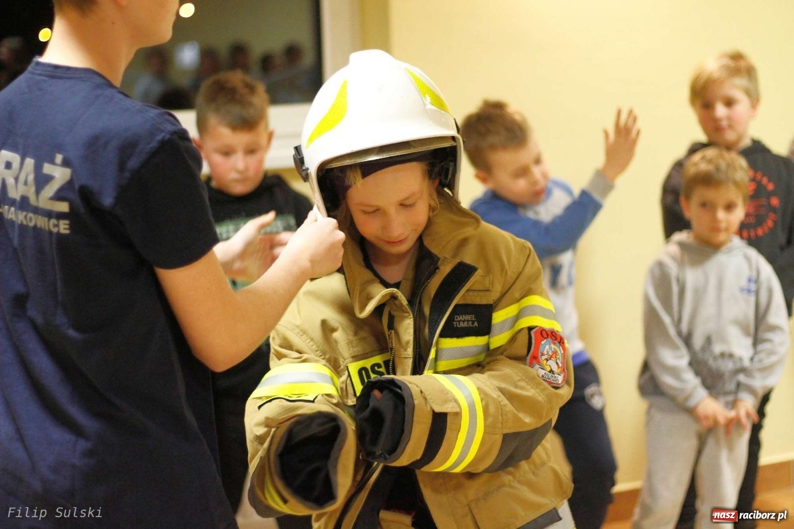 Zdjęcie w galerii na portalu naszraciborz.pl: Strażacka nocka w Markowicach - leśny zwiad i ognisko w grodzie wiadomości z regionu