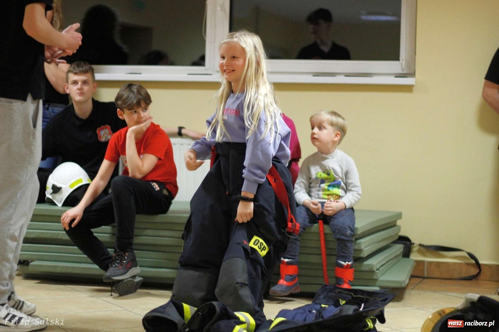 Zdjęcie w galerii na portalu naszraciborz.pl: Strażacka nocka w Markowicach - leśny zwiad i ognisko w grodzie wiadomości z regionu