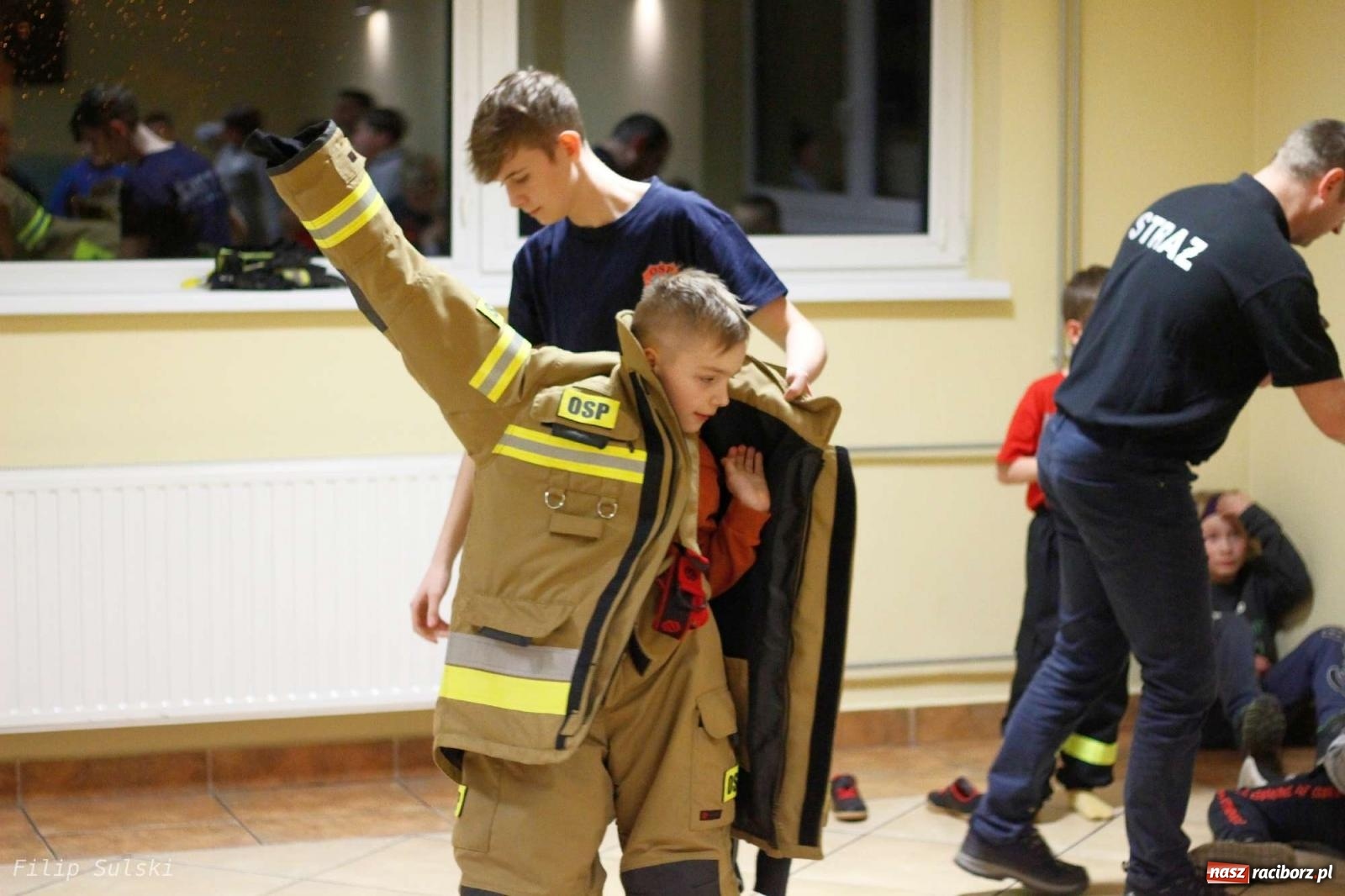 Zdjęcie w galerii na portalu naszraciborz.pl: Strażacka nocka w Markowicach - leśny zwiad i ognisko w grodzie wiadomości z regionu