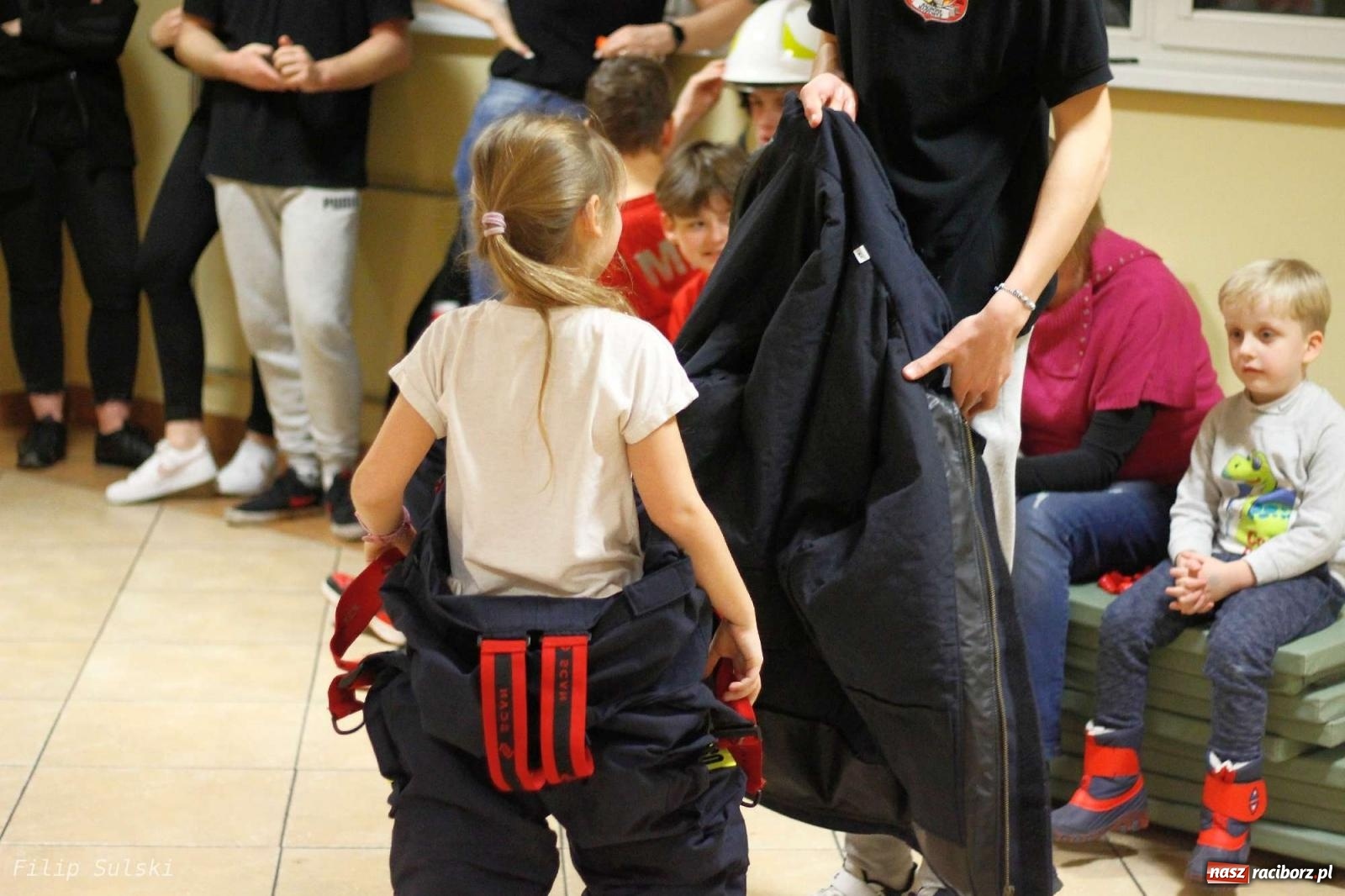 Zdjęcie w galerii na portalu naszraciborz.pl: Strażacka nocka w Markowicach - leśny zwiad i ognisko w grodzie wiadomości z regionu