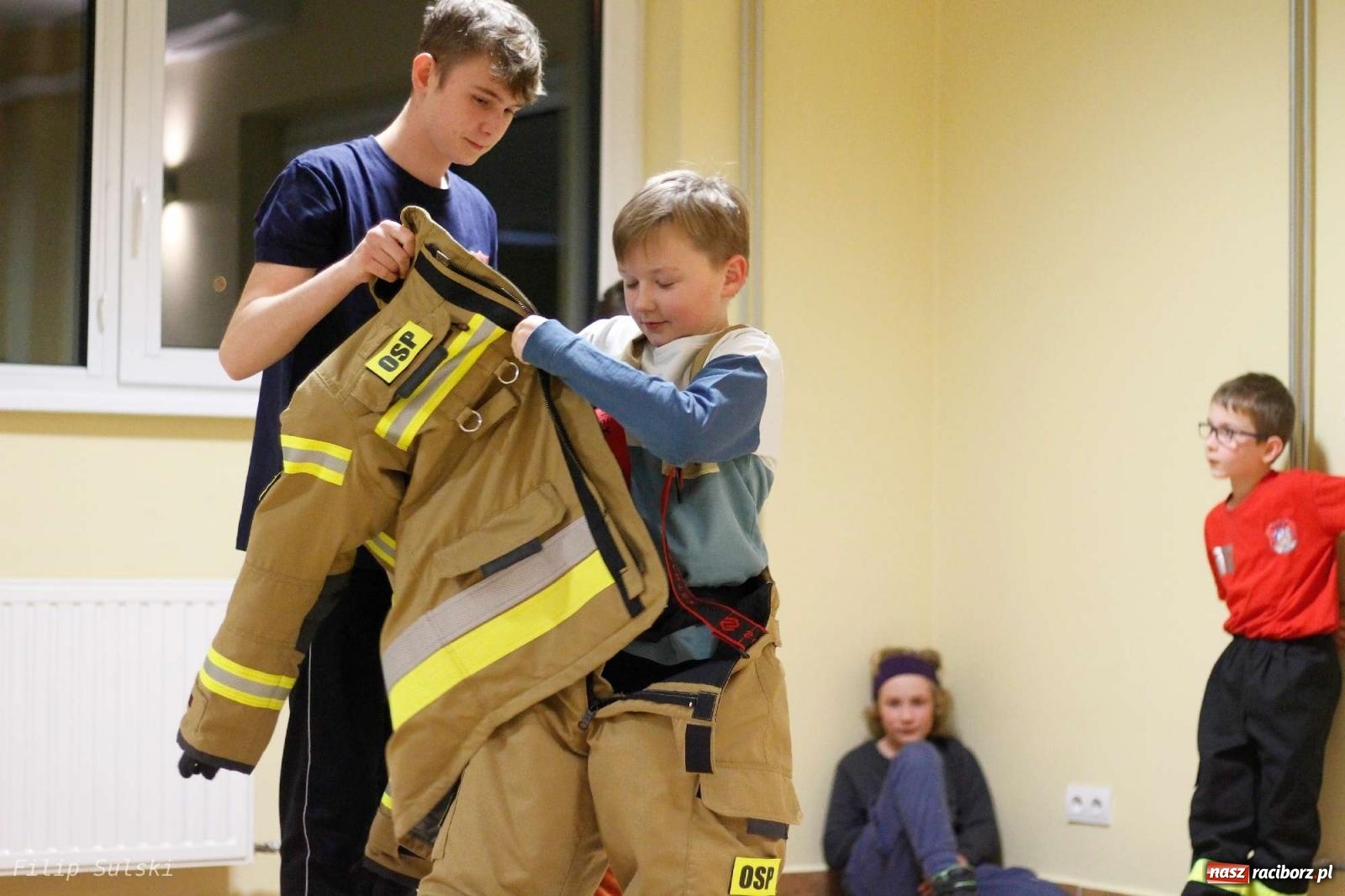 Zdjęcie w galerii na portalu naszraciborz.pl: Strażacka nocka w Markowicach - leśny zwiad i ognisko w grodzie wiadomości z regionu