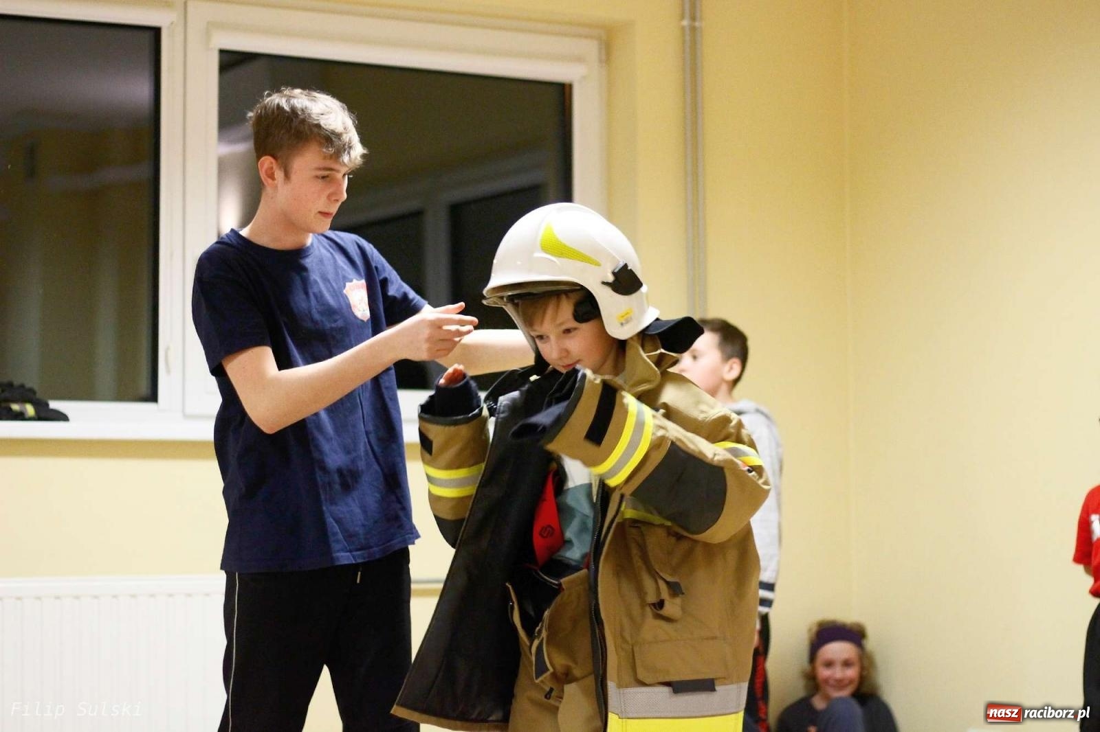 Zdjęcie w galerii na portalu naszraciborz.pl: Strażacka nocka w Markowicach - leśny zwiad i ognisko w grodzie wiadomości z regionu