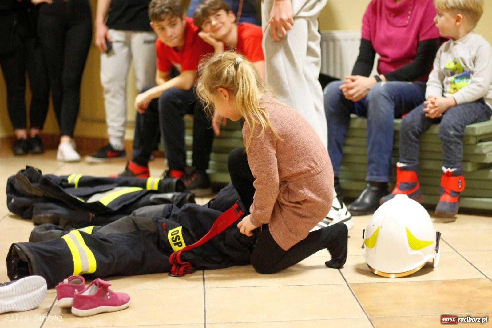 Zdjęcie w galerii na portalu naszraciborz.pl: Strażacka nocka w Markowicach - leśny zwiad i ognisko w grodzie wiadomości z regionu