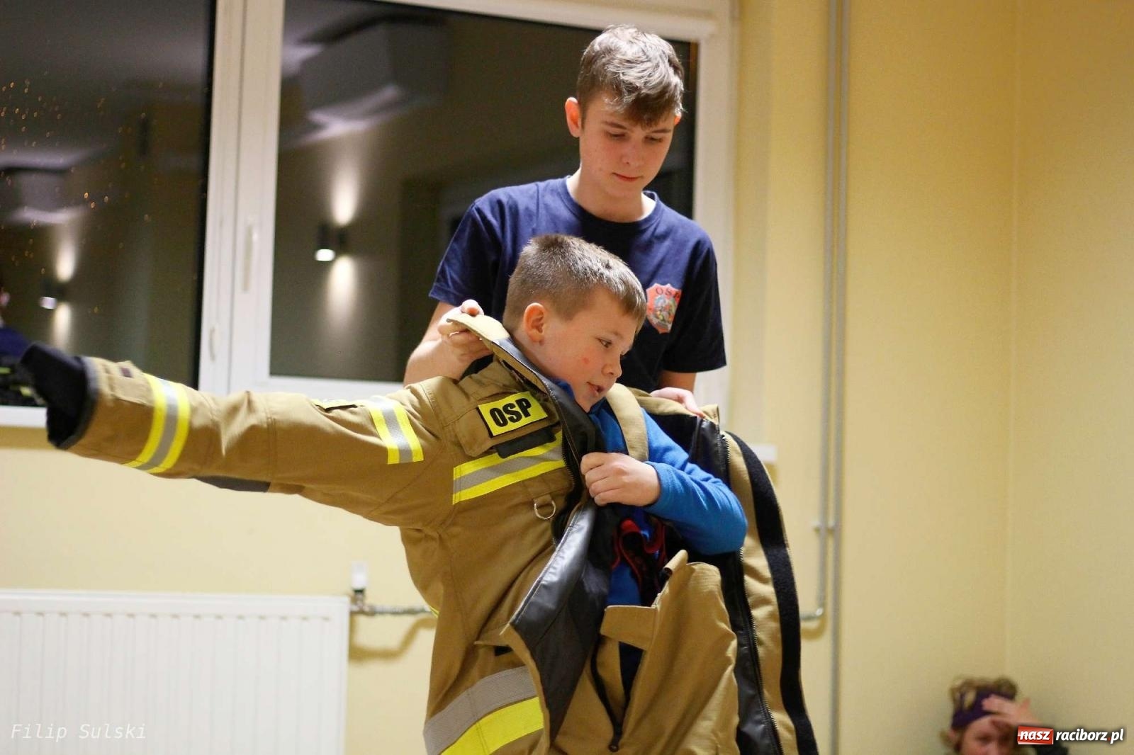 Zdjęcie w galerii na portalu naszraciborz.pl: Strażacka nocka w Markowicach - leśny zwiad i ognisko w grodzie wiadomości z regionu