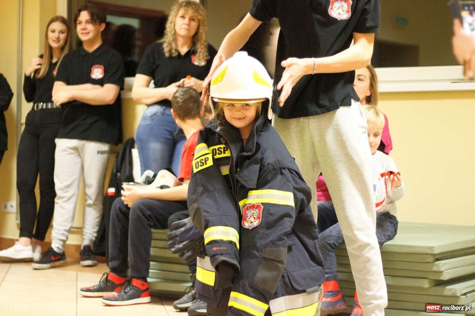 Zdjęcie w galerii na portalu naszraciborz.pl: Strażacka nocka w Markowicach - leśny zwiad i ognisko w grodzie wiadomości z regionu