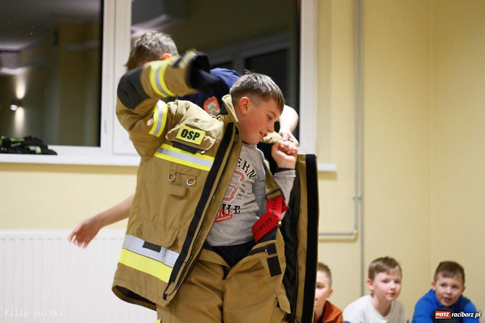 Zdjęcie w galerii na portalu naszraciborz.pl: Strażacka nocka w Markowicach - leśny zwiad i ognisko w grodzie wiadomości z regionu