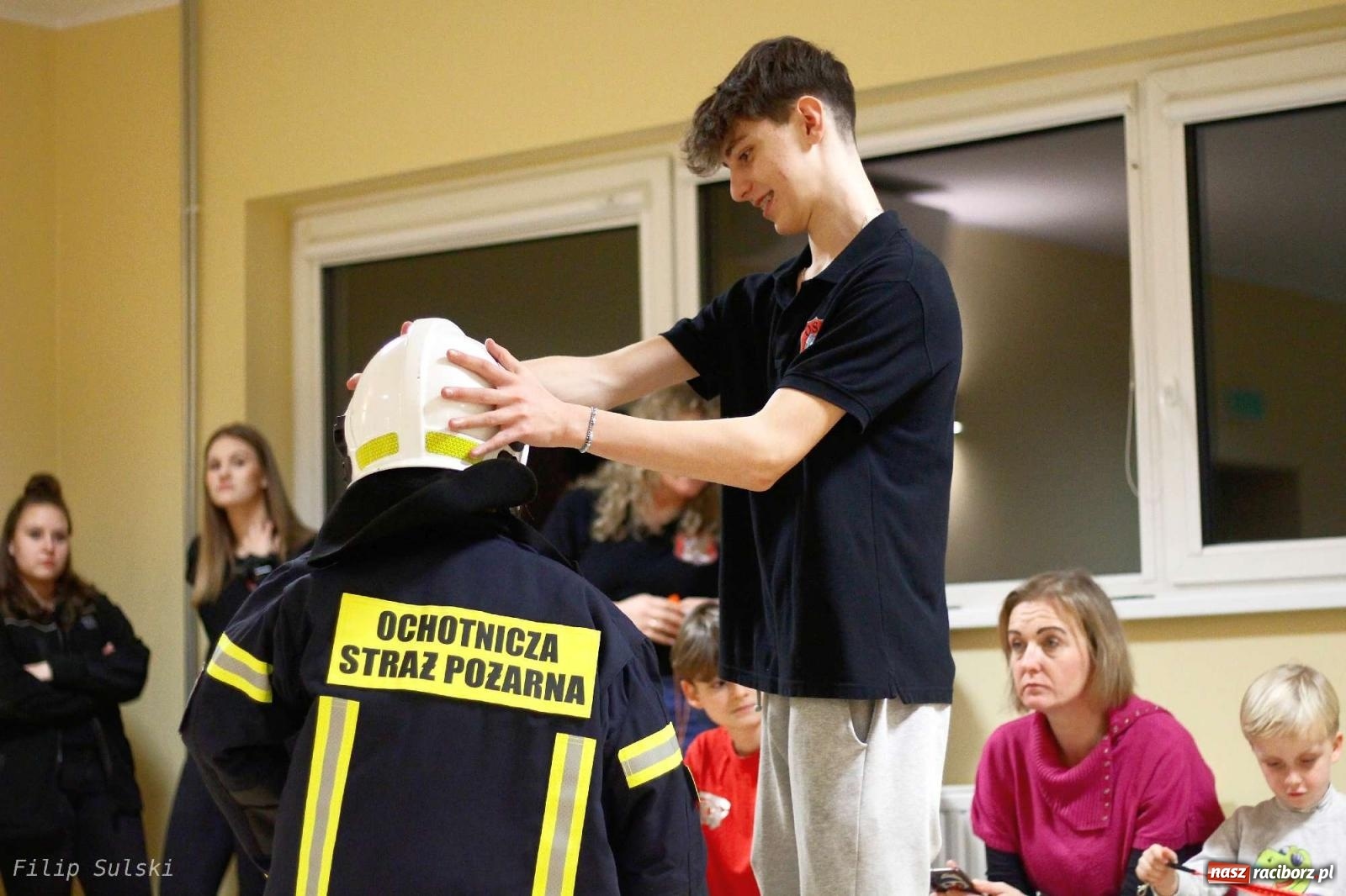 Zdjęcie w galerii na portalu naszraciborz.pl: Strażacka nocka w Markowicach - leśny zwiad i ognisko w grodzie wiadomości z regionu