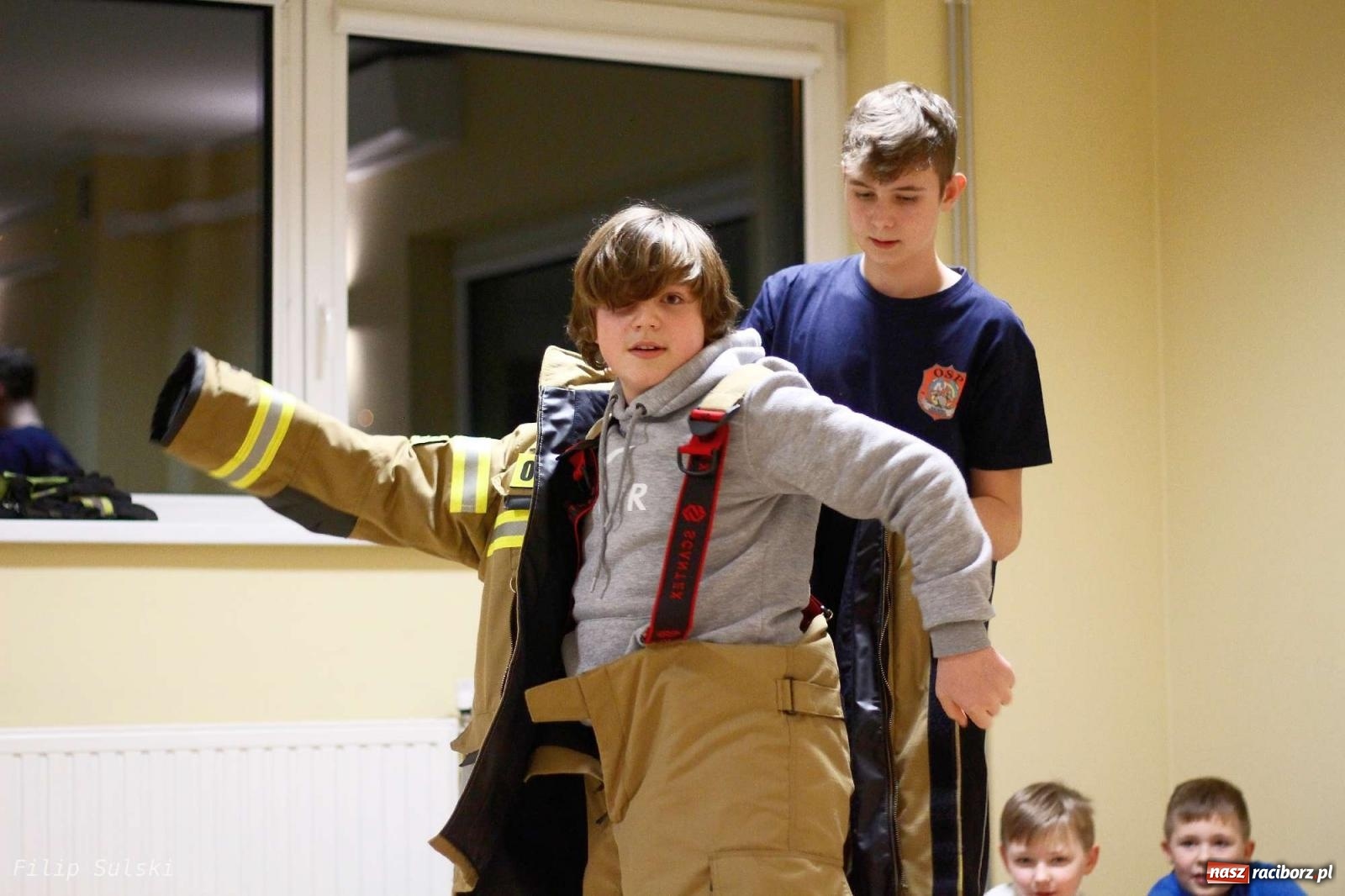 Zdjęcie w galerii na portalu naszraciborz.pl: Strażacka nocka w Markowicach - leśny zwiad i ognisko w grodzie wiadomości z regionu