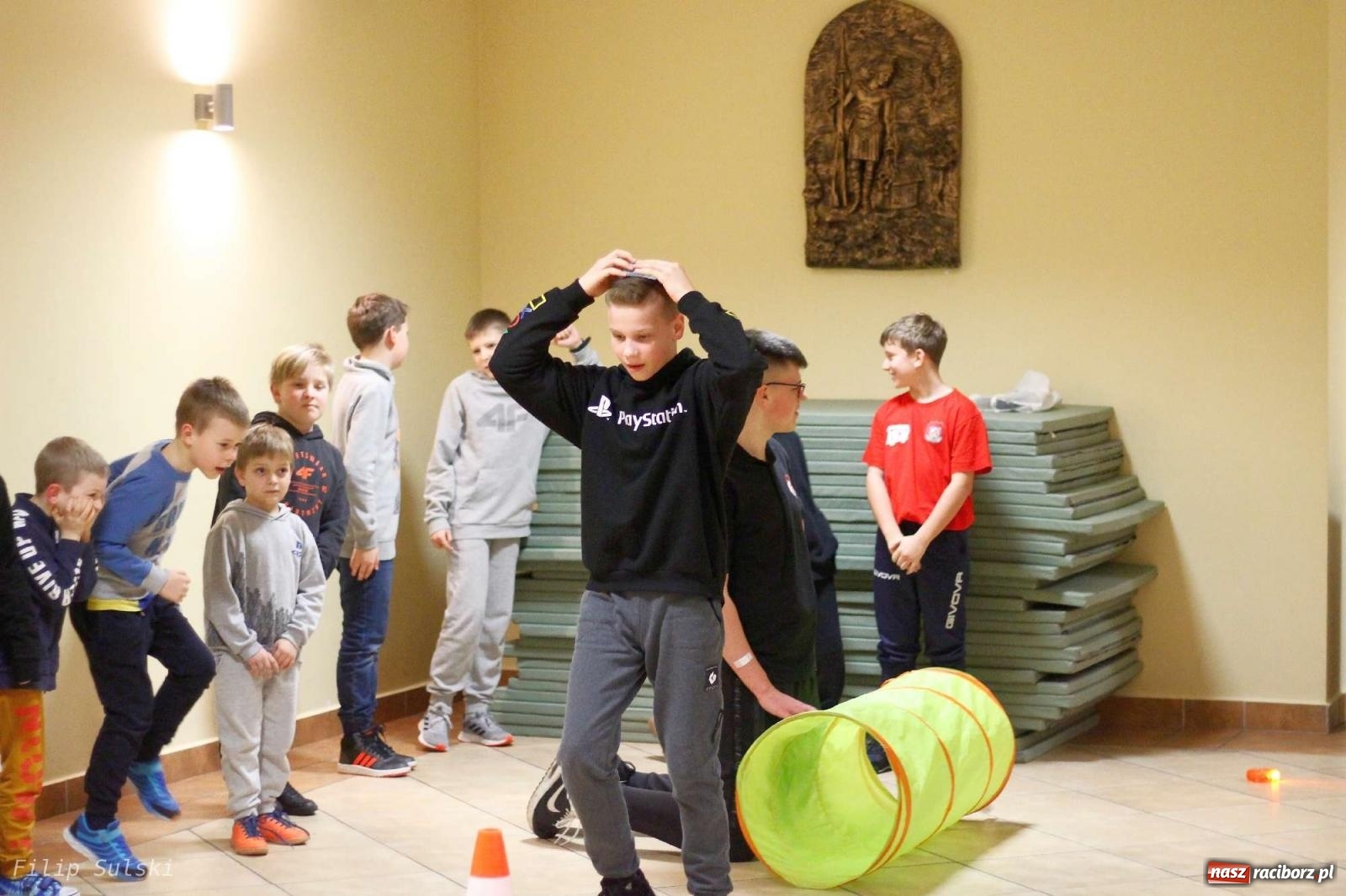 Zdjęcie w galerii na portalu naszraciborz.pl: Strażacka nocka w Markowicach - leśny zwiad i ognisko w grodzie wiadomości z regionu