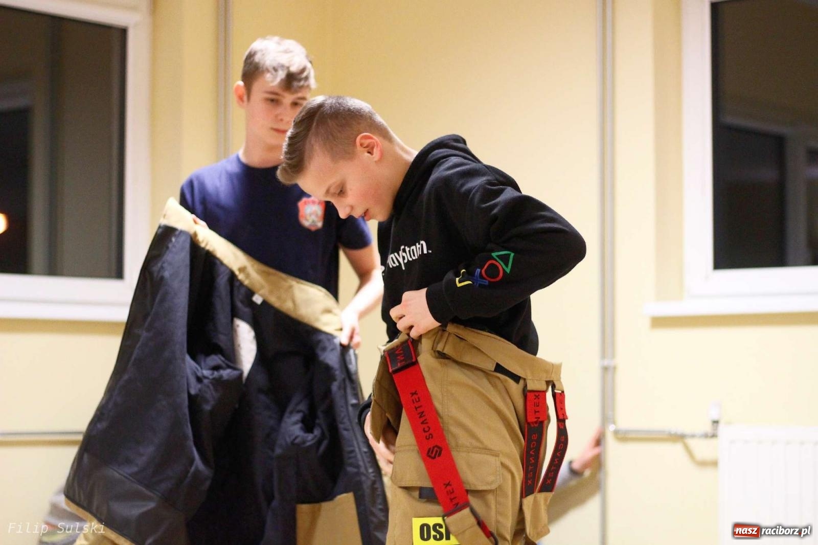 Zdjęcie w galerii na portalu naszraciborz.pl: Strażacka nocka w Markowicach - leśny zwiad i ognisko w grodzie wiadomości z regionu