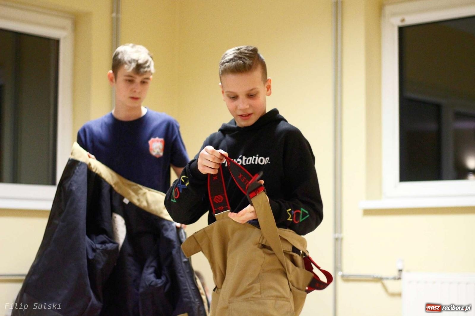 Zdjęcie w galerii na portalu naszraciborz.pl: Strażacka nocka w Markowicach - leśny zwiad i ognisko w grodzie wiadomości z regionu