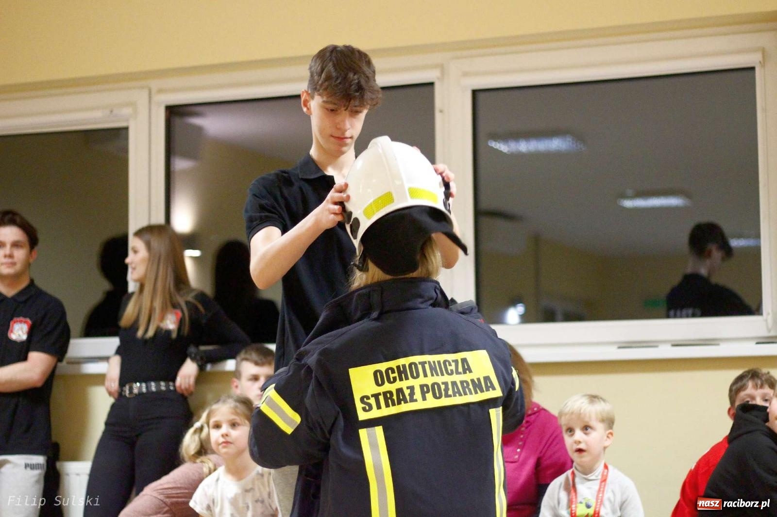 Zdjęcie w galerii na portalu naszraciborz.pl: Strażacka nocka w Markowicach - leśny zwiad i ognisko w grodzie wiadomości z regionu