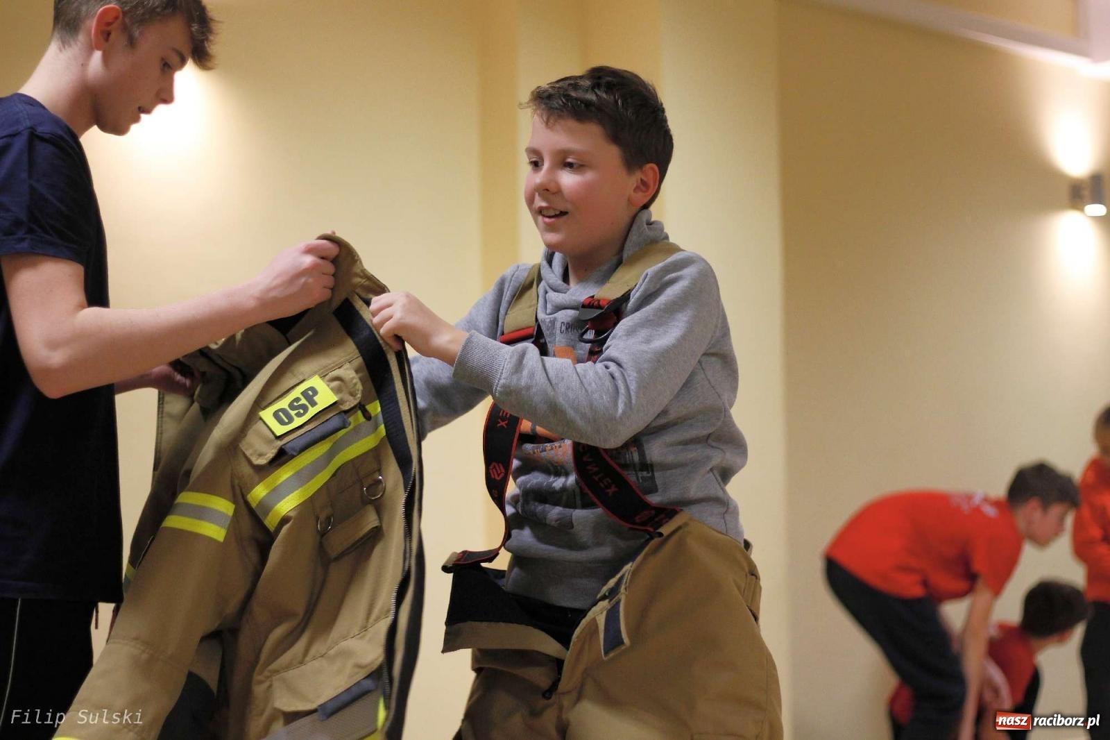Zdjęcie w galerii na portalu naszraciborz.pl: Strażacka nocka w Markowicach - leśny zwiad i ognisko w grodzie wiadomości z regionu