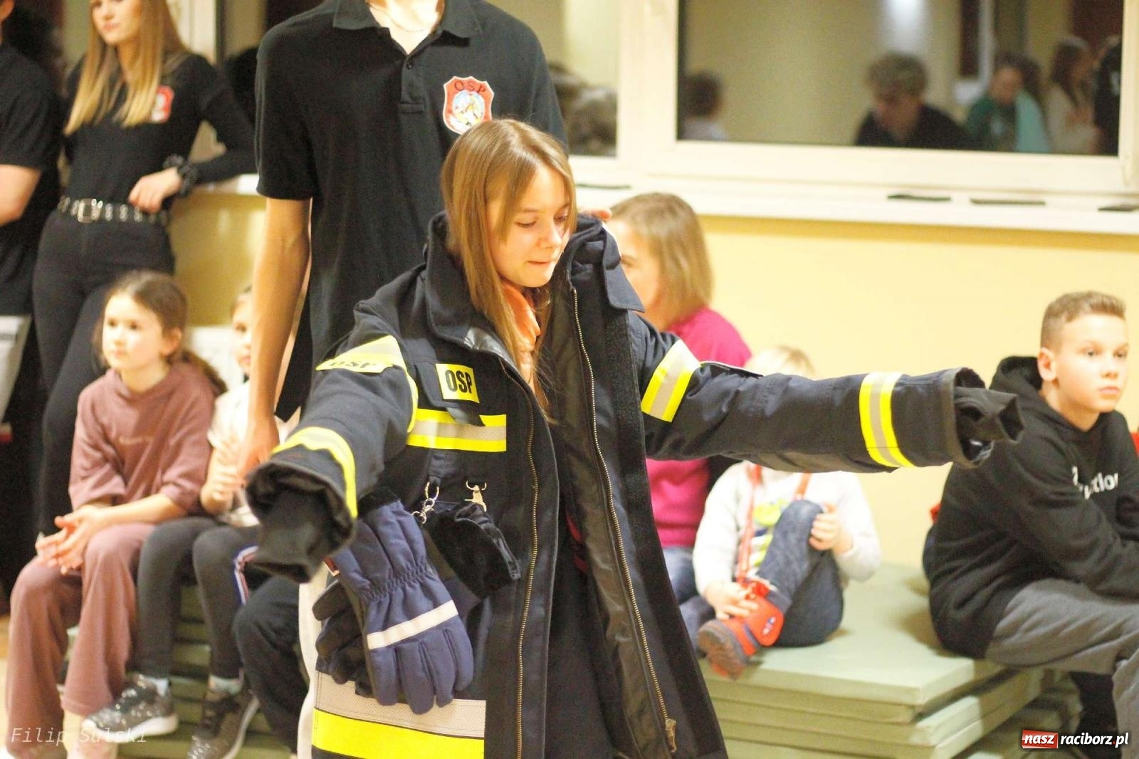 Zdjęcie w galerii na portalu naszraciborz.pl: Strażacka nocka w Markowicach - leśny zwiad i ognisko w grodzie wiadomości z regionu