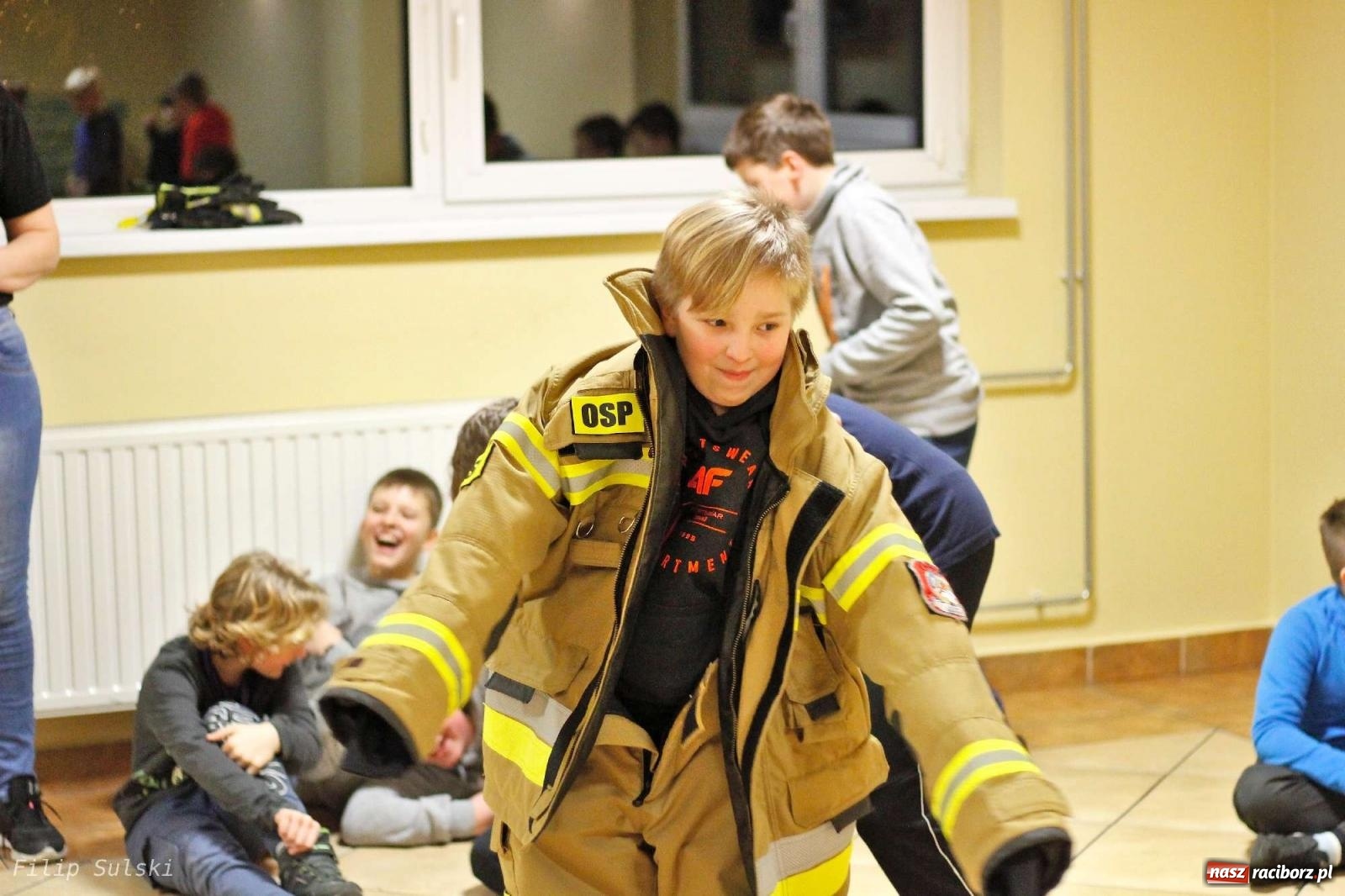Zdjęcie w galerii na portalu naszraciborz.pl: Strażacka nocka w Markowicach - leśny zwiad i ognisko w grodzie wiadomości z regionu