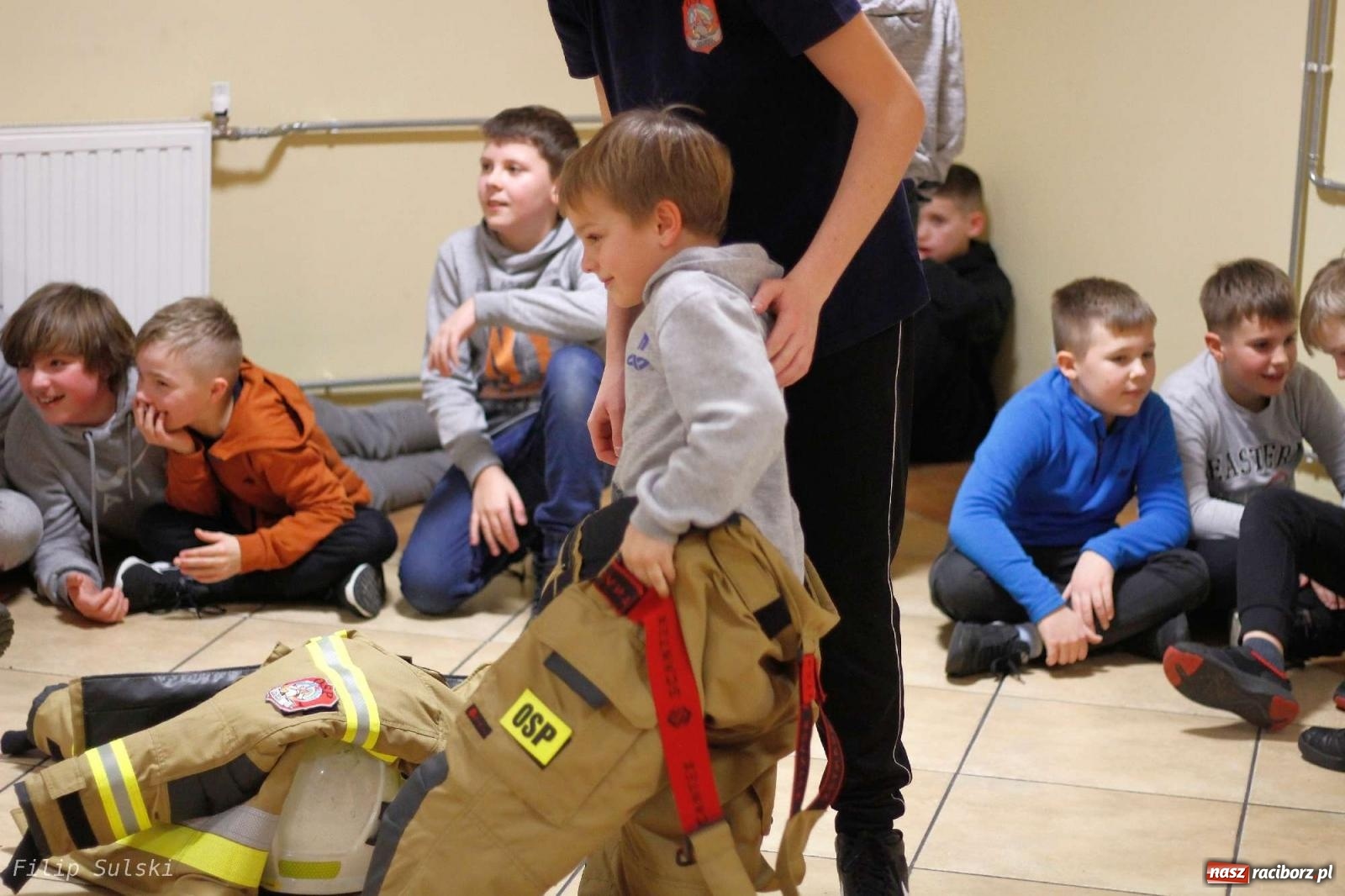 Zdjęcie w galerii na portalu naszraciborz.pl: Strażacka nocka w Markowicach - leśny zwiad i ognisko w grodzie wiadomości z regionu
