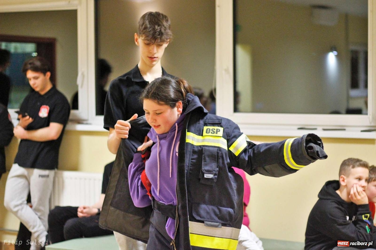 Zdjęcie w galerii na portalu naszraciborz.pl: Strażacka nocka w Markowicach - leśny zwiad i ognisko w grodzie wiadomości z regionu