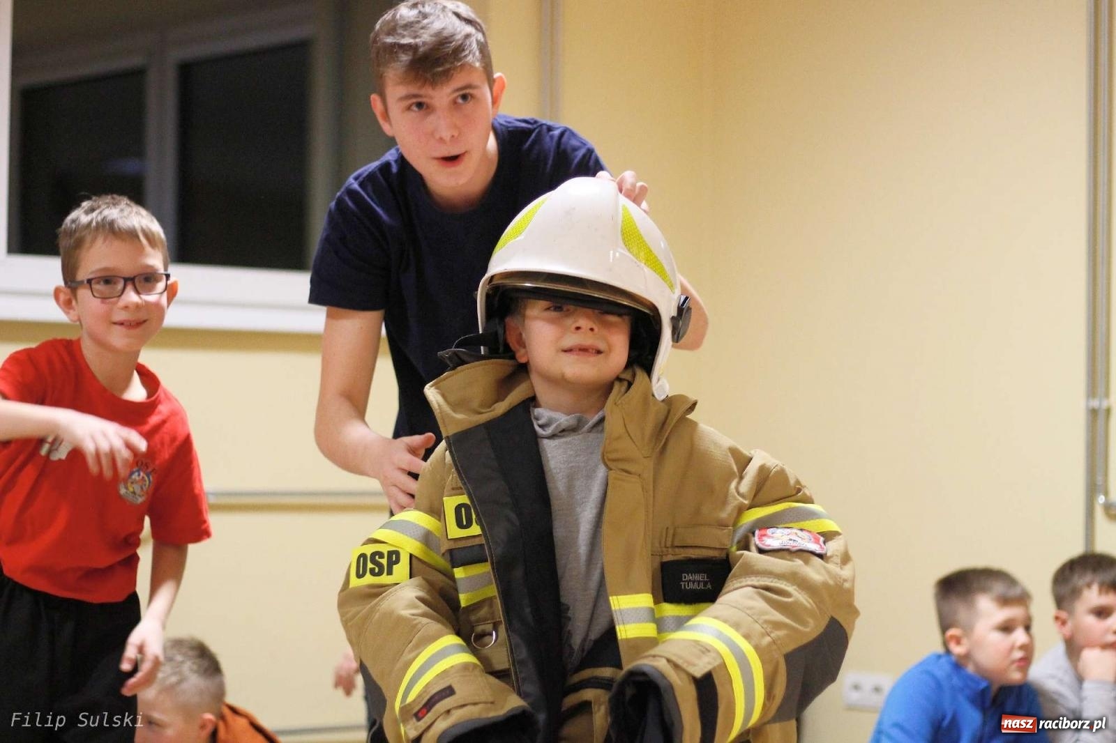 Zdjęcie w galerii na portalu naszraciborz.pl: Strażacka nocka w Markowicach - leśny zwiad i ognisko w grodzie wiadomości z regionu