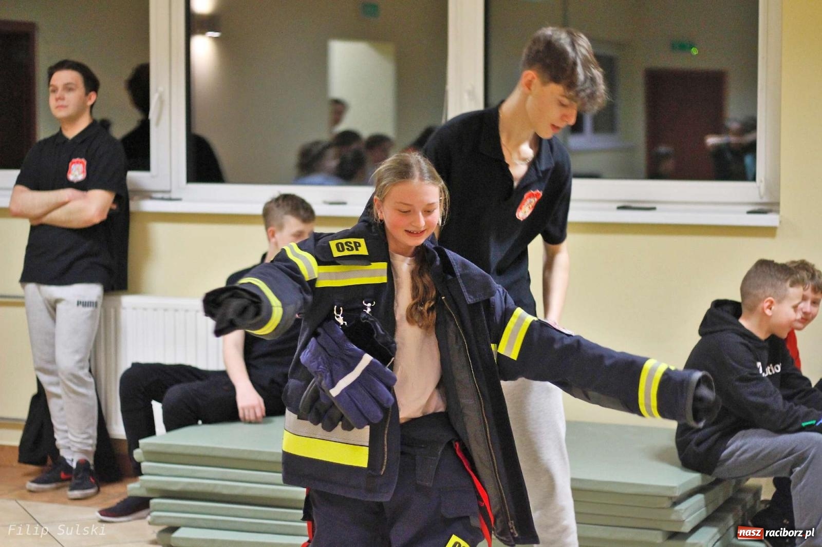 Zdjęcie w galerii na portalu naszraciborz.pl: Strażacka nocka w Markowicach - leśny zwiad i ognisko w grodzie wiadomości z regionu