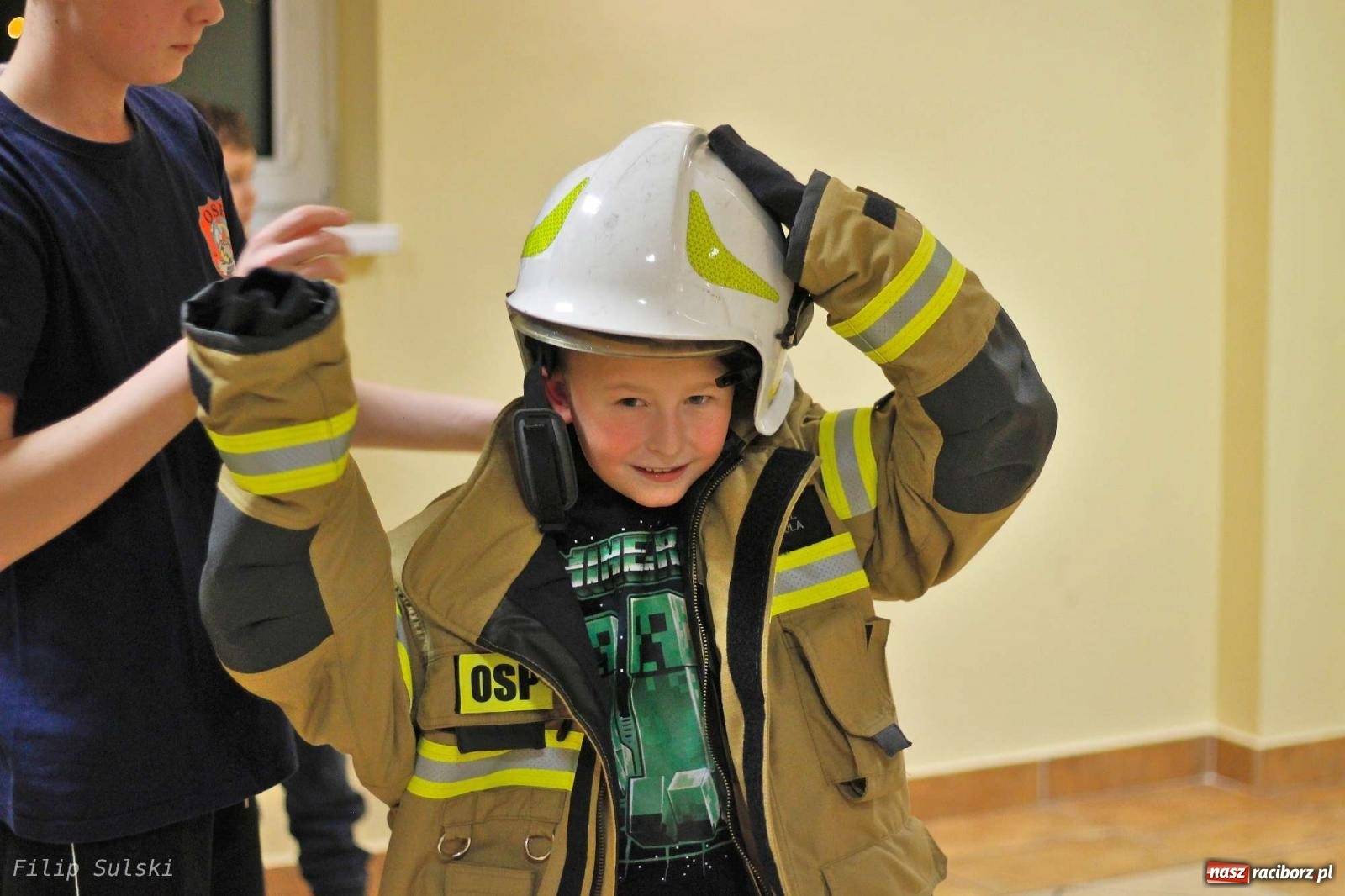 Zdjęcie w galerii na portalu naszraciborz.pl: Strażacka nocka w Markowicach - leśny zwiad i ognisko w grodzie wiadomości z regionu