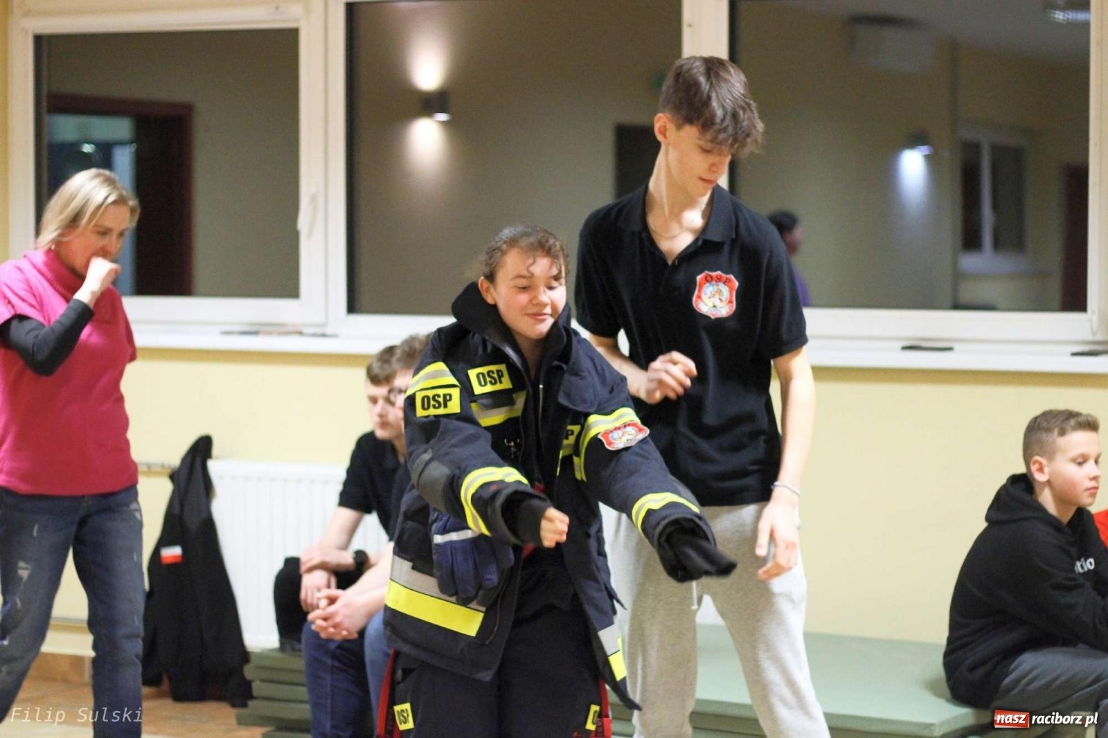 Zdjęcie w galerii na portalu naszraciborz.pl: Strażacka nocka w Markowicach - leśny zwiad i ognisko w grodzie wiadomości z regionu