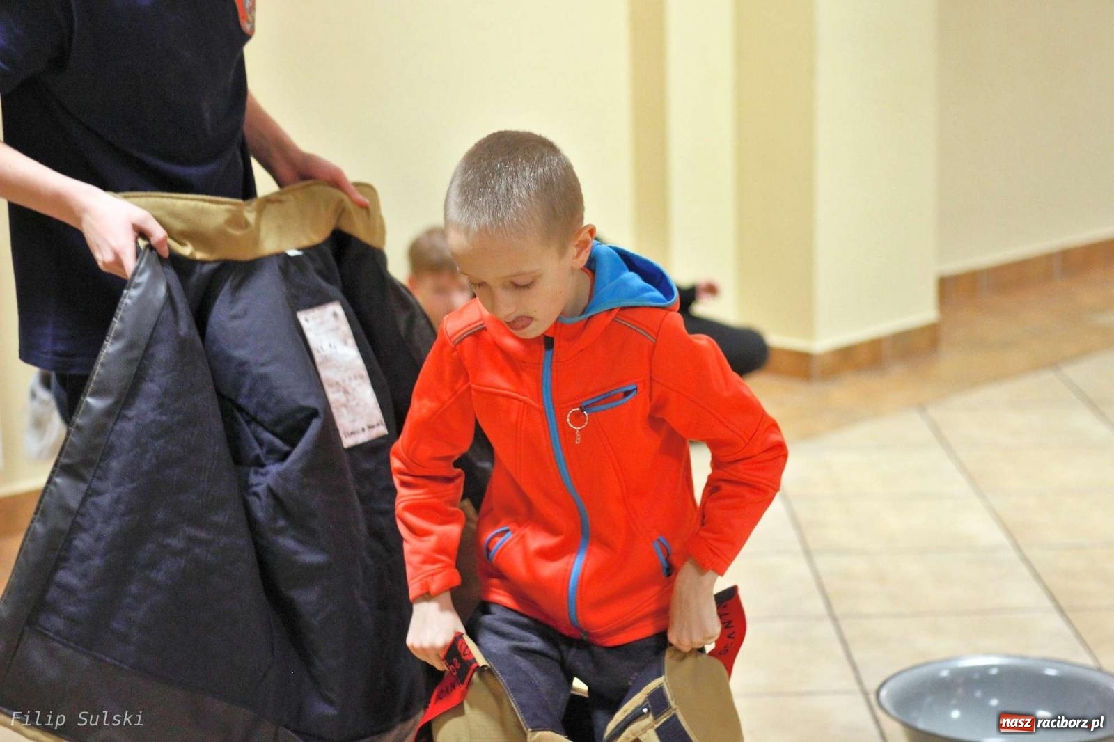 Zdjęcie w galerii na portalu naszraciborz.pl: Strażacka nocka w Markowicach - leśny zwiad i ognisko w grodzie wiadomości z regionu