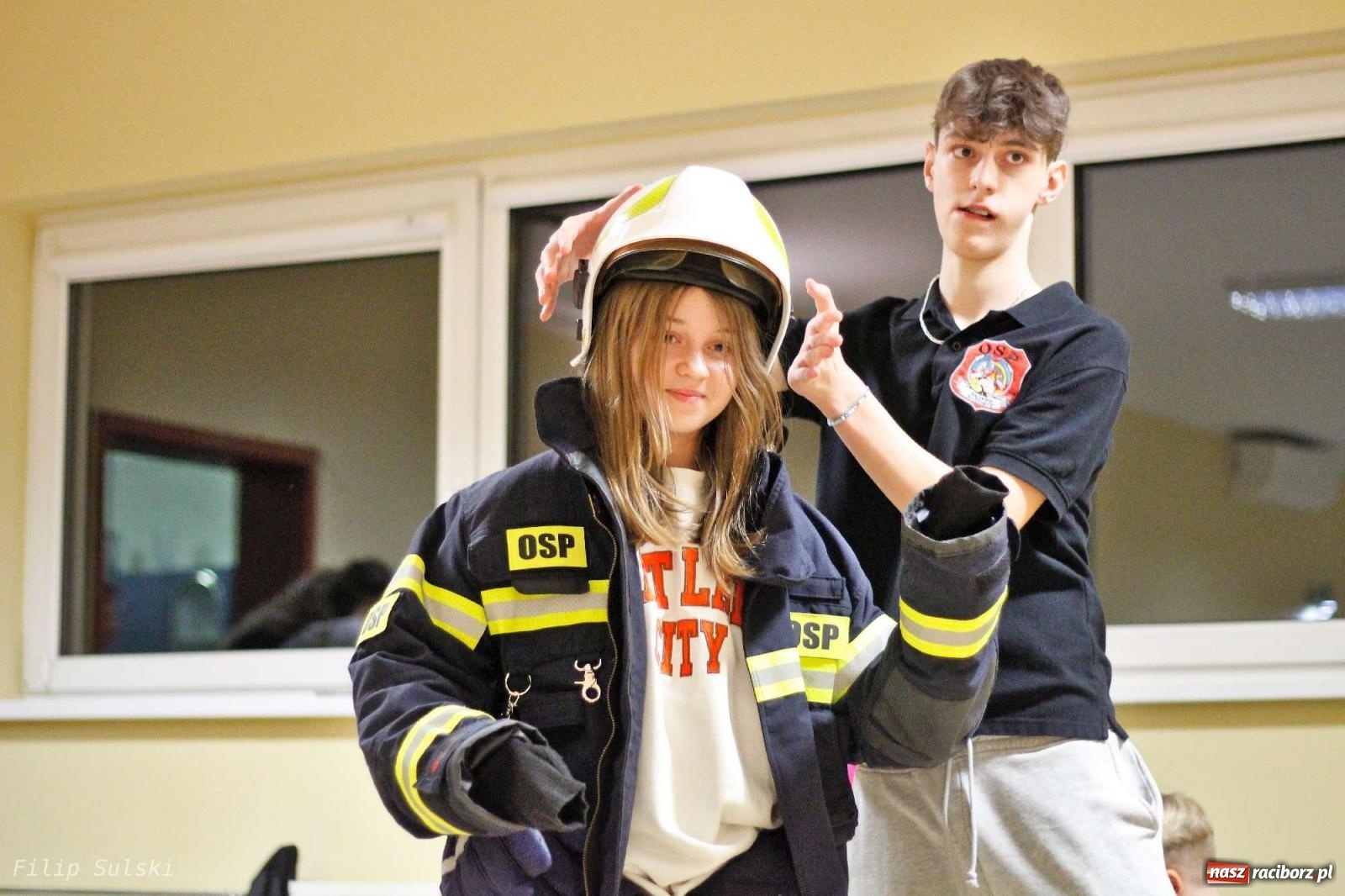 Zdjęcie w galerii na portalu naszraciborz.pl: Strażacka nocka w Markowicach - leśny zwiad i ognisko w grodzie wiadomości z regionu