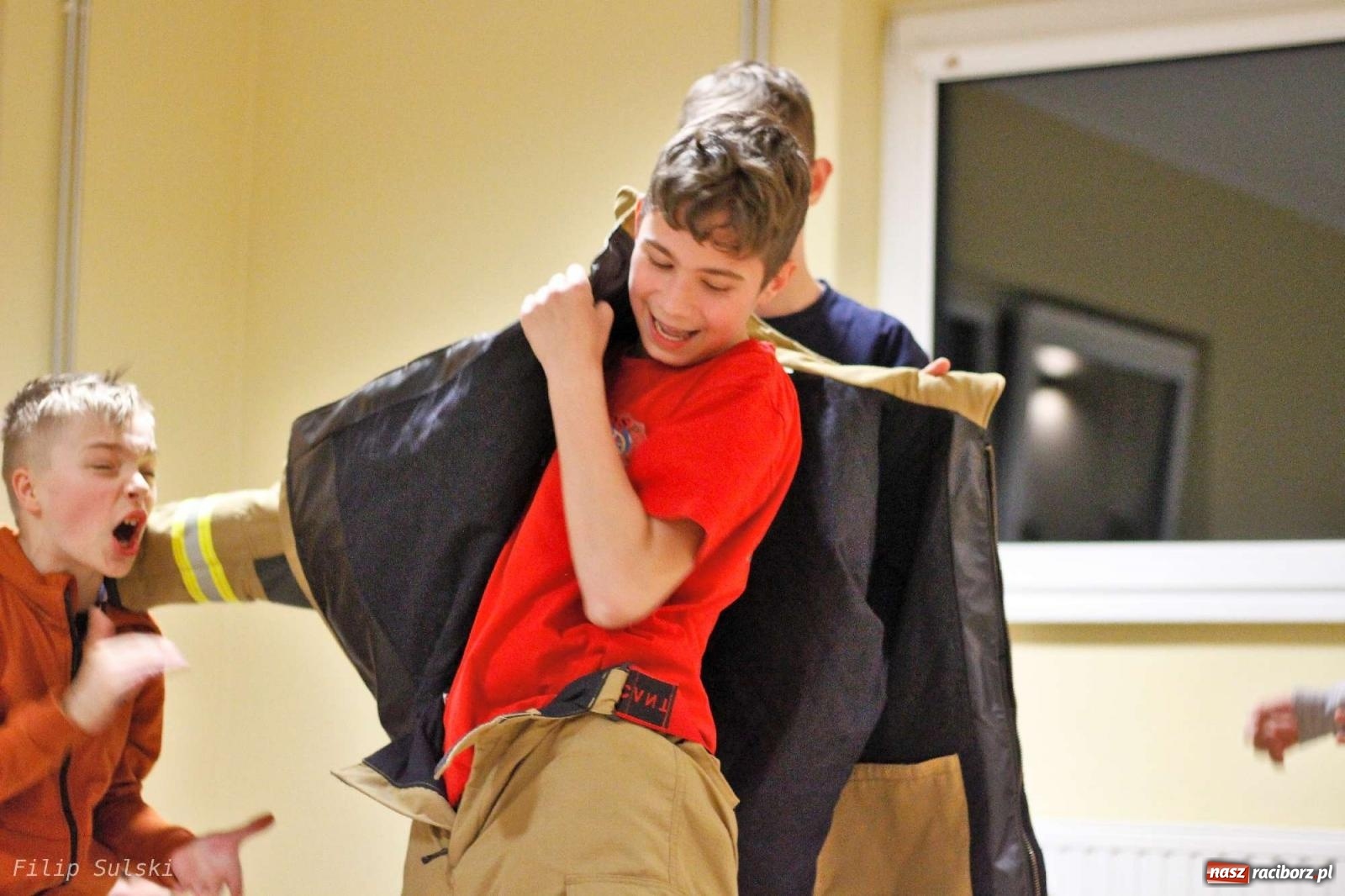 Zdjęcie w galerii na portalu naszraciborz.pl: Strażacka nocka w Markowicach - leśny zwiad i ognisko w grodzie wiadomości z regionu