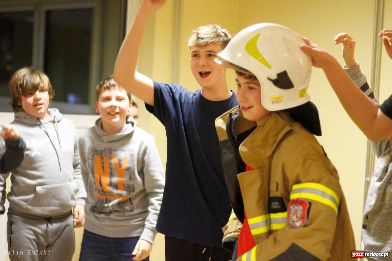 Zdjęcie w galerii na portalu naszraciborz.pl: Strażacka nocka w Markowicach - leśny zwiad i ognisko w grodzie wiadomości z regionu