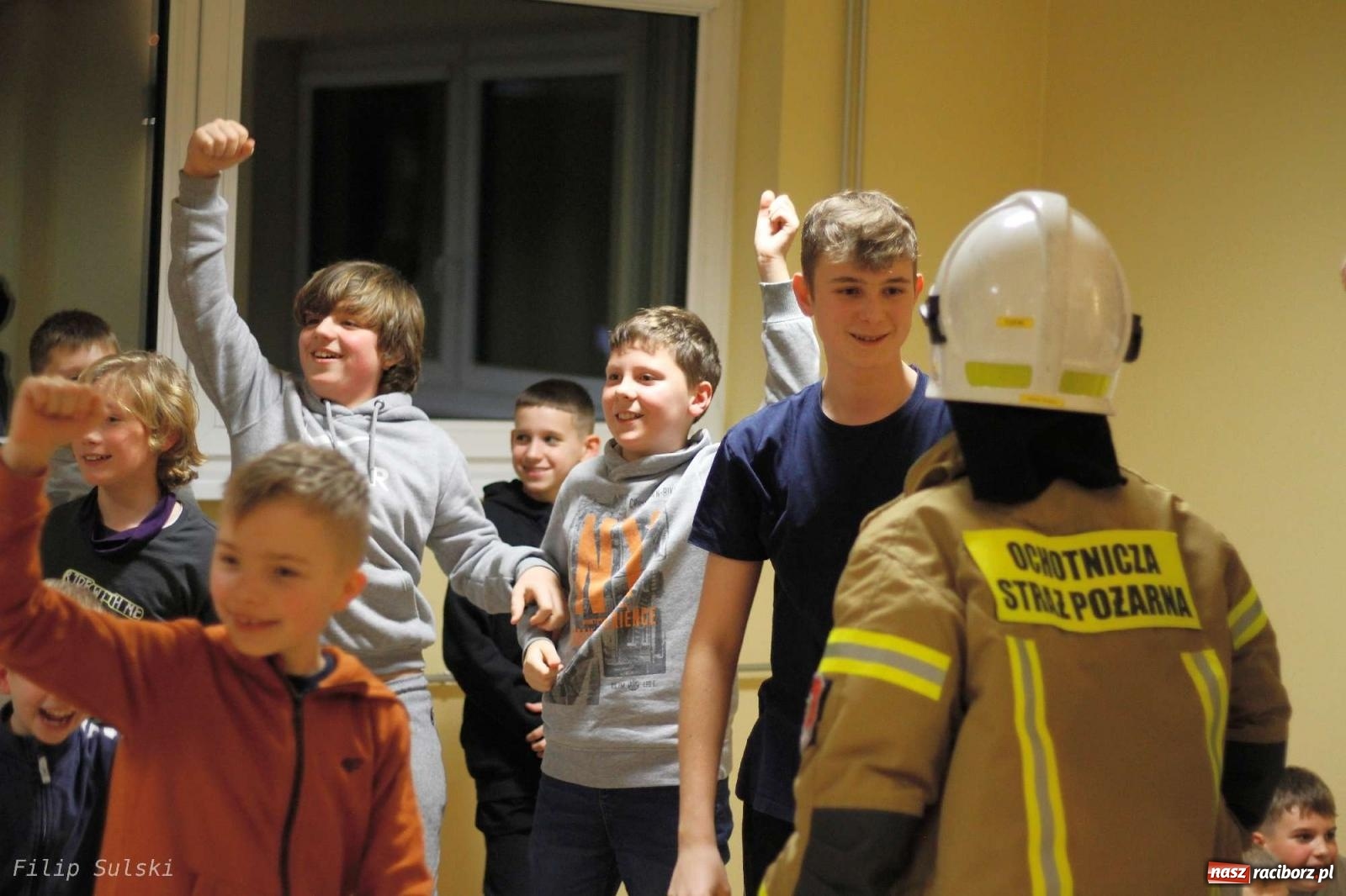 Zdjęcie w galerii na portalu naszraciborz.pl: Strażacka nocka w Markowicach - leśny zwiad i ognisko w grodzie wiadomości z regionu