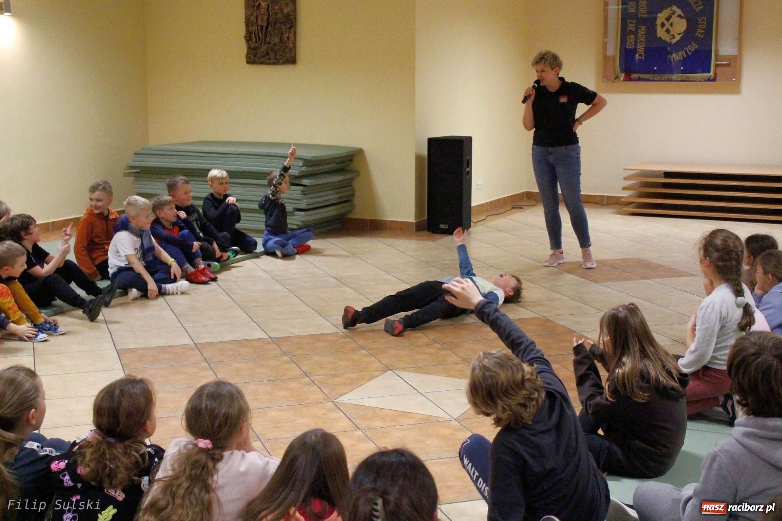 Zdjęcie w galerii na portalu naszraciborz.pl: Strażacka nocka w Markowicach - leśny zwiad i ognisko w grodzie wiadomości z regionu