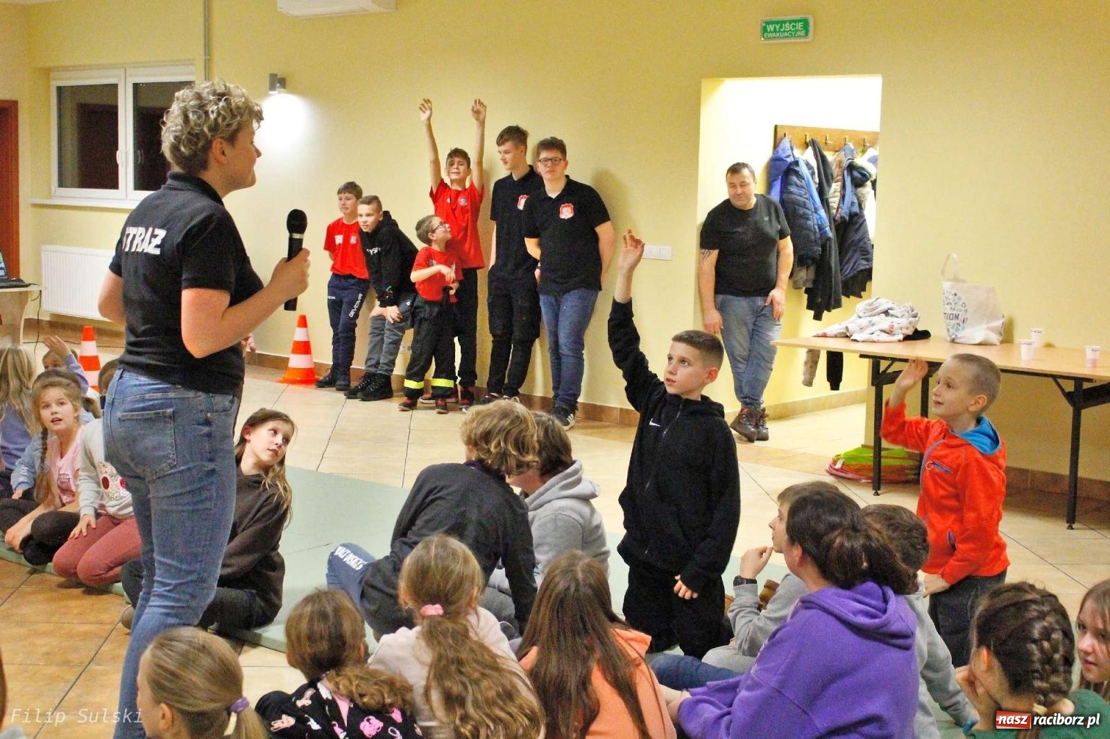 Zdjęcie w galerii na portalu naszraciborz.pl: Strażacka nocka w Markowicach - leśny zwiad i ognisko w grodzie wiadomości z regionu