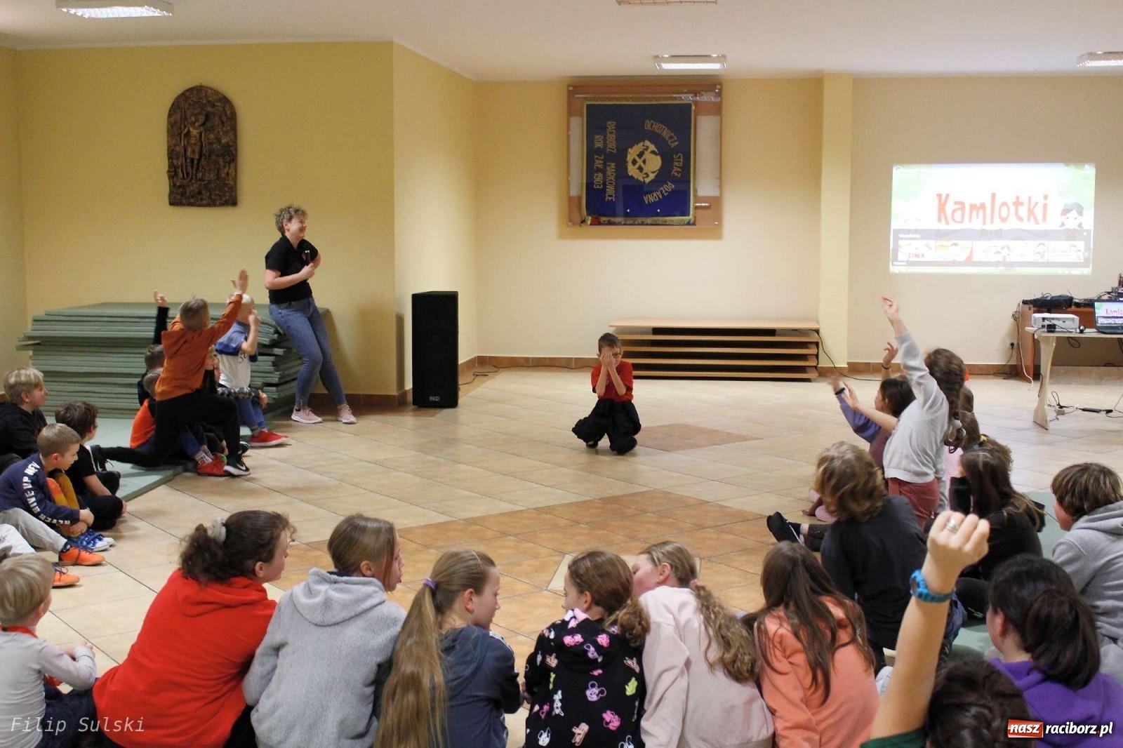 Zdjęcie w galerii na portalu naszraciborz.pl: Strażacka nocka w Markowicach - leśny zwiad i ognisko w grodzie wiadomości z regionu