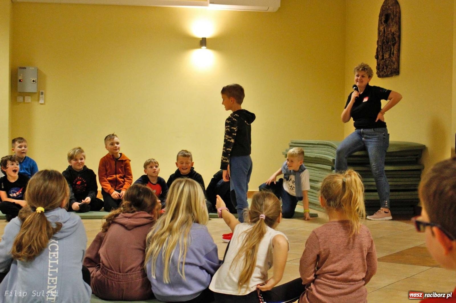 Zdjęcie w galerii na portalu naszraciborz.pl: Strażacka nocka w Markowicach - leśny zwiad i ognisko w grodzie wiadomości z regionu