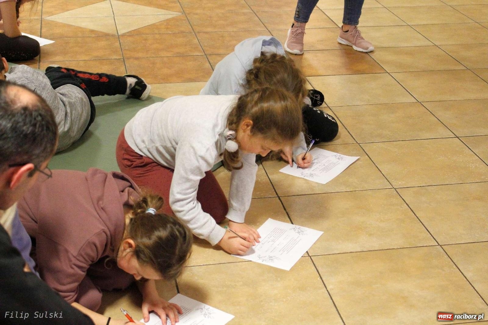 Zdjęcie w galerii na portalu naszraciborz.pl: Strażacka nocka w Markowicach - leśny zwiad i ognisko w grodzie wiadomości z regionu