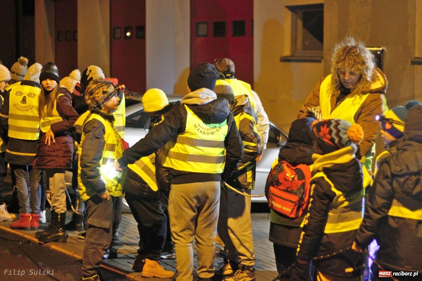 Zdjęcie w galerii na portalu naszraciborz.pl: Strażacka nocka w Markowicach - leśny zwiad i ognisko w grodzie wiadomości z regionu