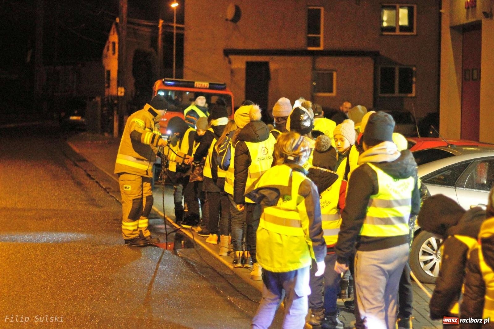 Zdjęcie w galerii na portalu naszraciborz.pl: Strażacka nocka w Markowicach - leśny zwiad i ognisko w grodzie wiadomości z regionu