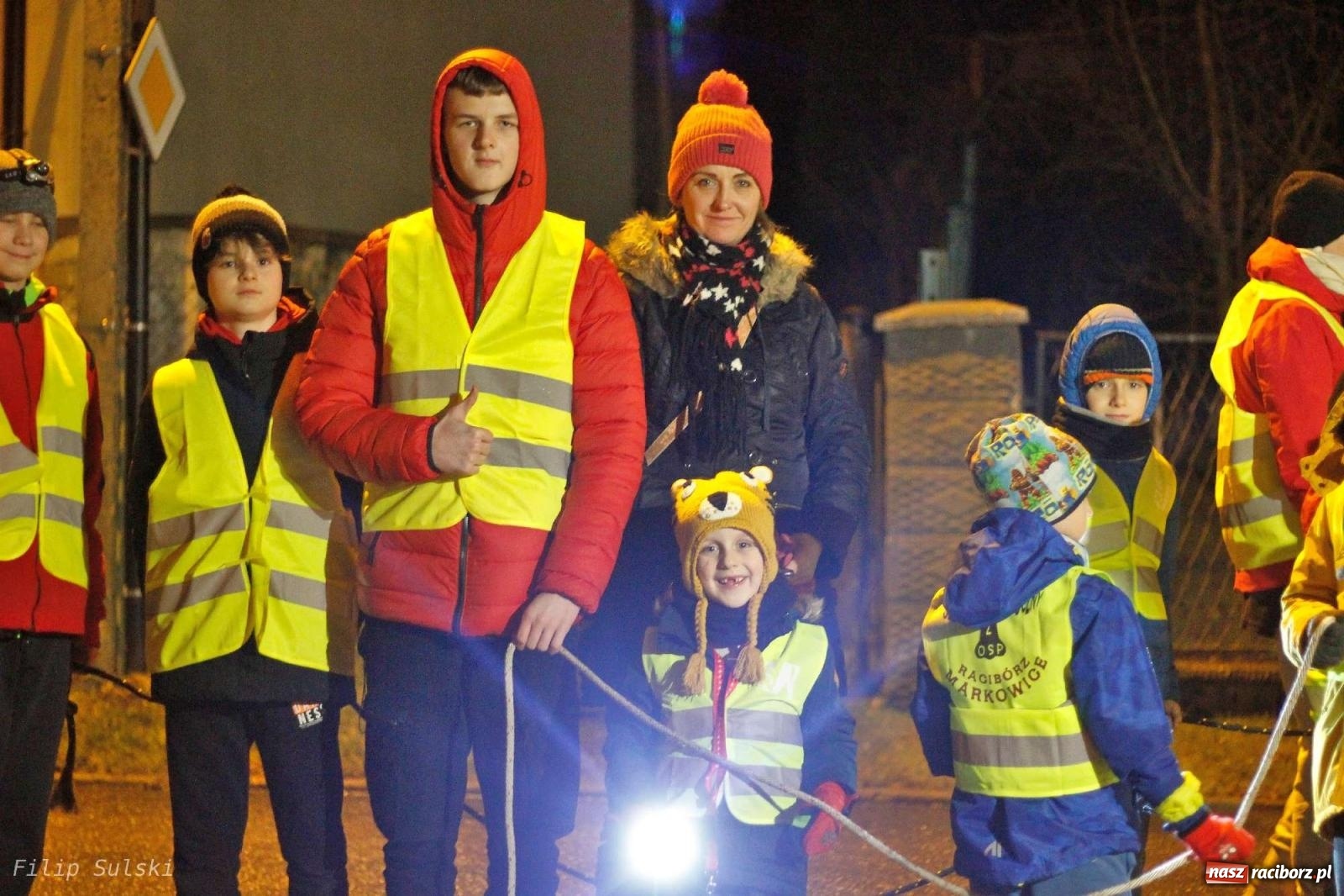 Zdjęcie w galerii na portalu naszraciborz.pl: Strażacka nocka w Markowicach - leśny zwiad i ognisko w grodzie wiadomości z regionu
