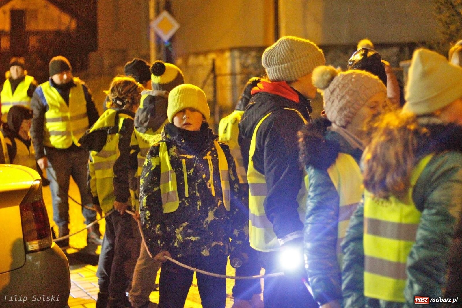 Zdjęcie w galerii na portalu naszraciborz.pl: Strażacka nocka w Markowicach - leśny zwiad i ognisko w grodzie wiadomości z regionu