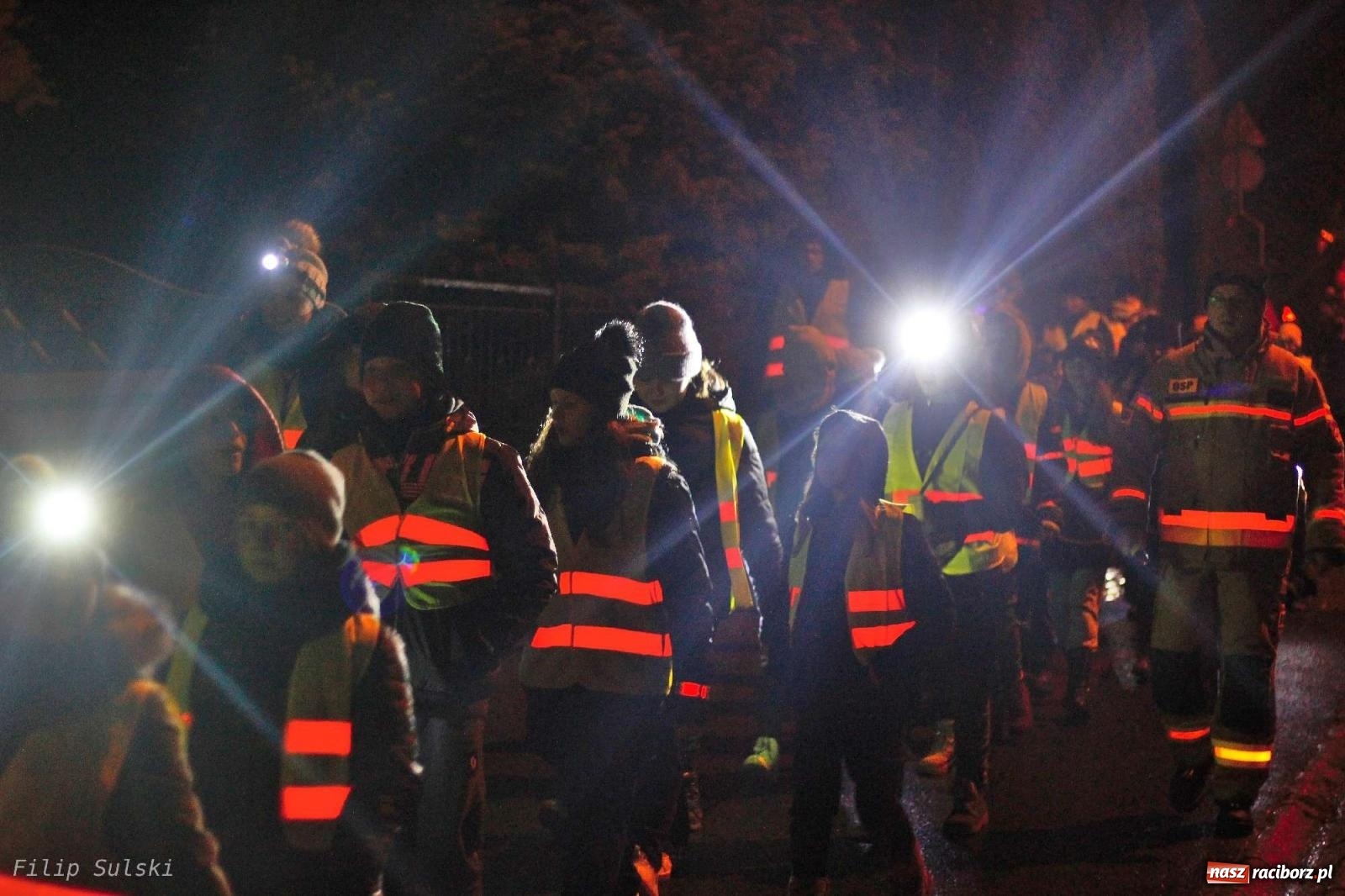 Zdjęcie w galerii na portalu naszraciborz.pl: Strażacka nocka w Markowicach - leśny zwiad i ognisko w grodzie wiadomości z regionu
