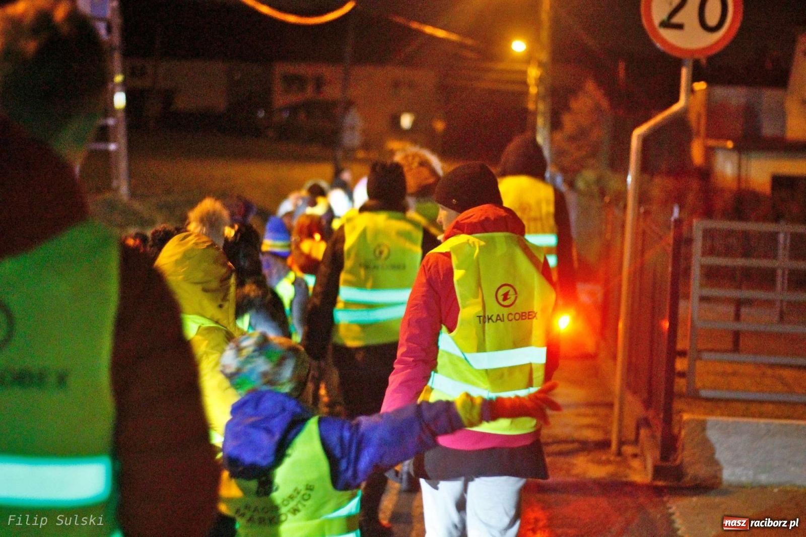Zdjęcie w galerii na portalu naszraciborz.pl: Strażacka nocka w Markowicach - leśny zwiad i ognisko w grodzie wiadomości z regionu