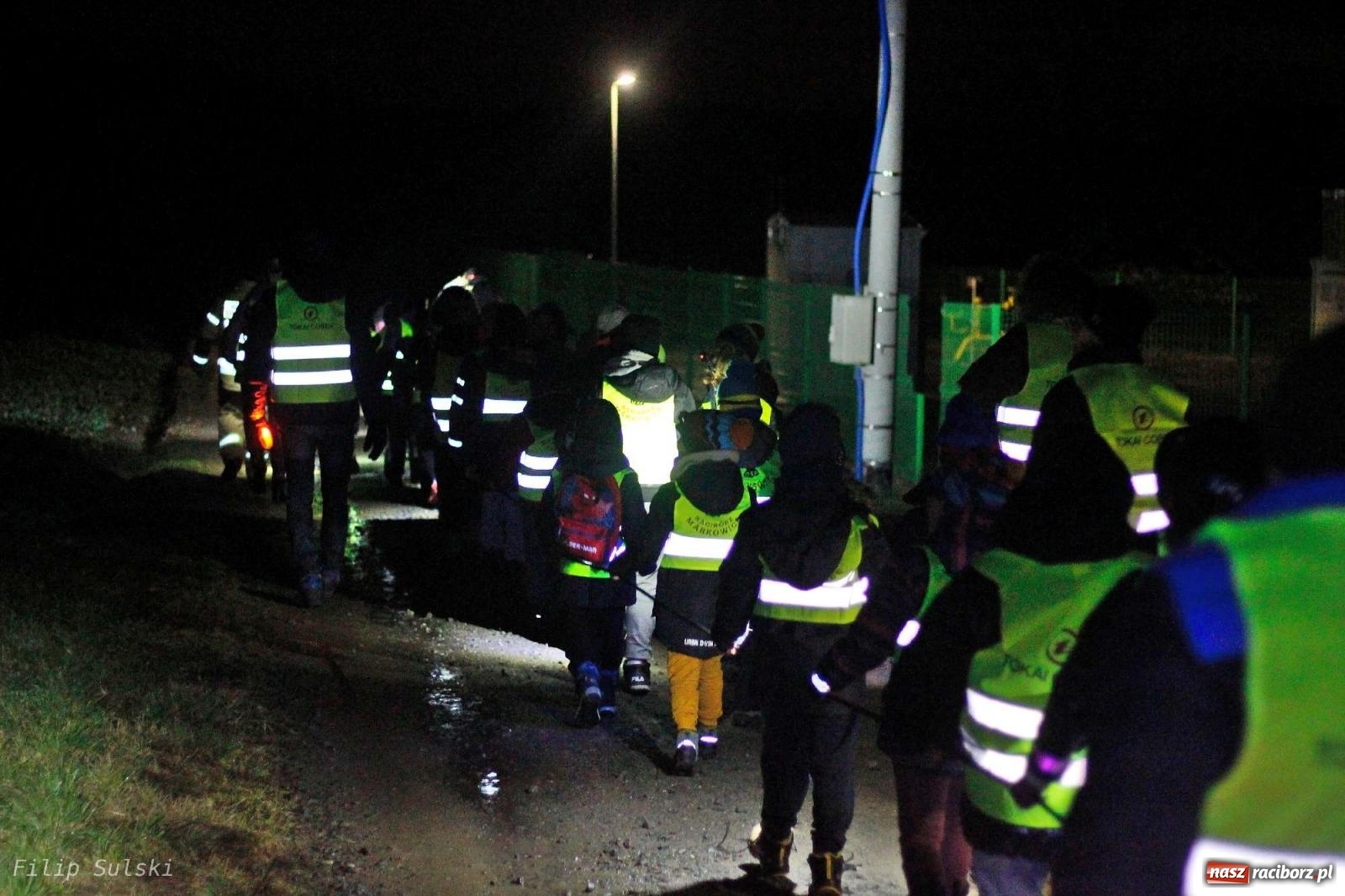 Zdjęcie w galerii na portalu naszraciborz.pl: Strażacka nocka w Markowicach - leśny zwiad i ognisko w grodzie wiadomości z regionu